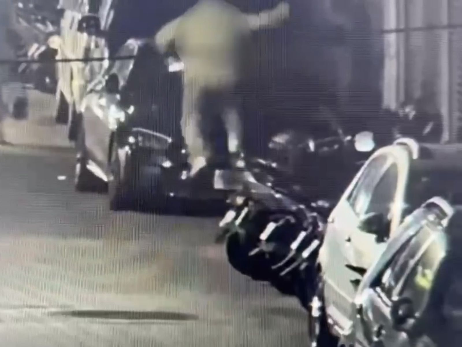 名導柯一正車庫被擋好生氣！跳上賓士引擎蓋「跑酷」畫面曝