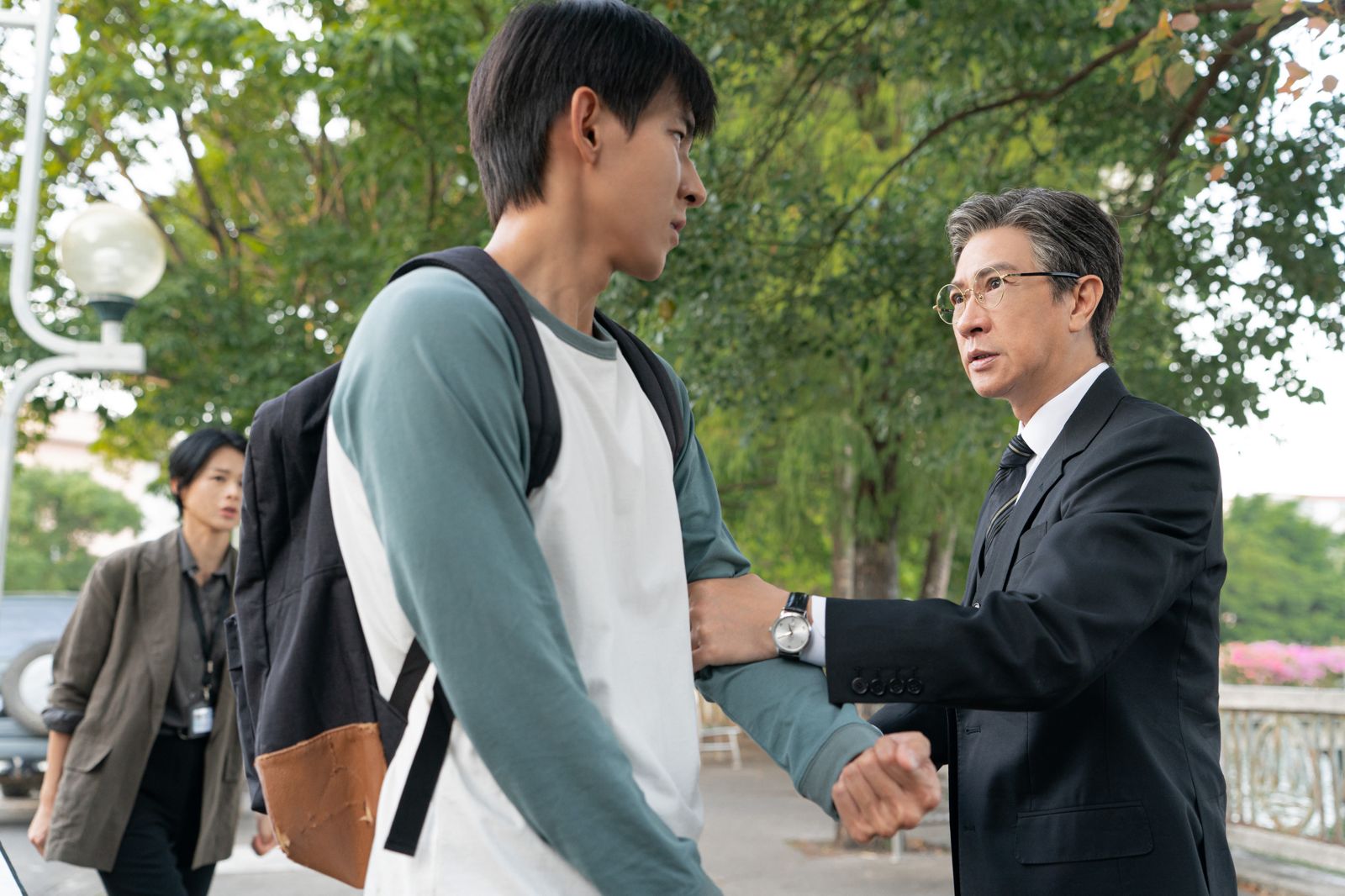 張家輝（右）主演《絕命法官》，劇中是曾向鎮的父親。TVBS提供