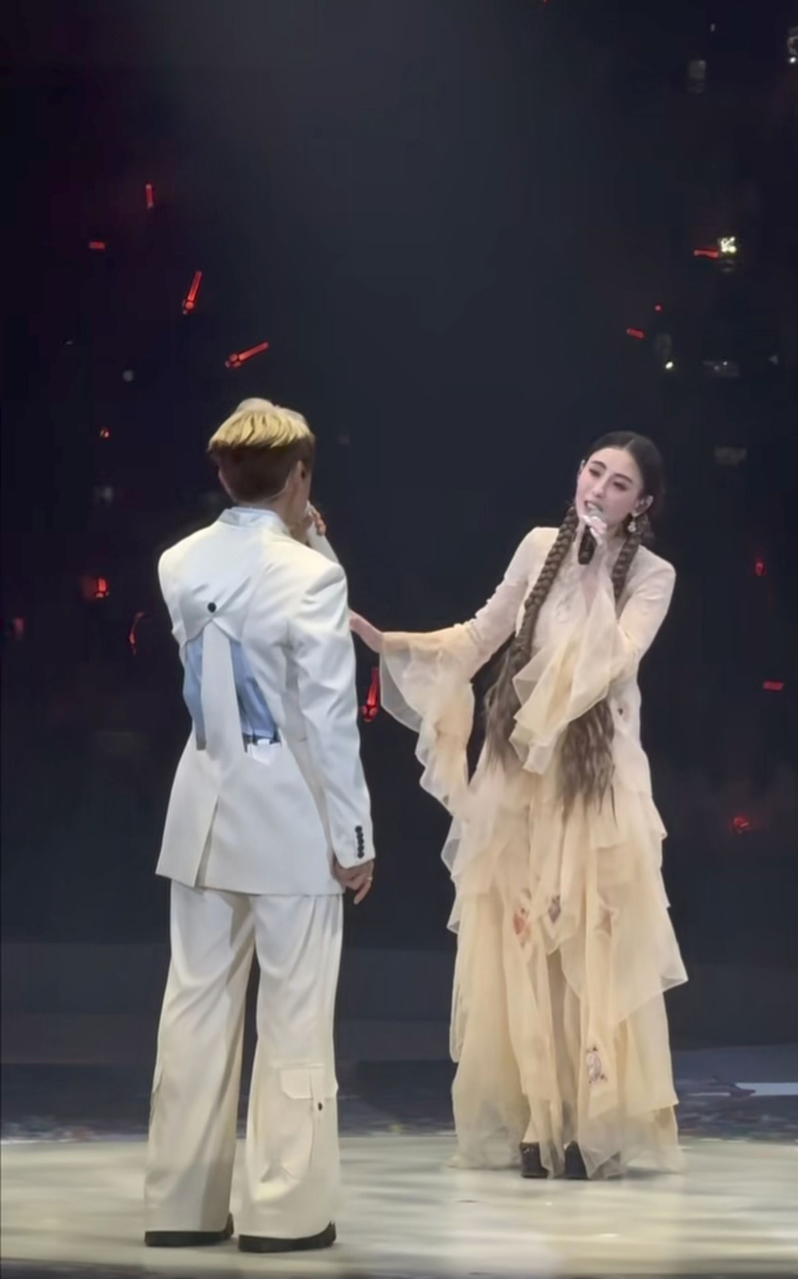 張柏芝為擔任林家謙演唱會嘉賓,30日久違現身香港。翻攝dreamerxterence Threads