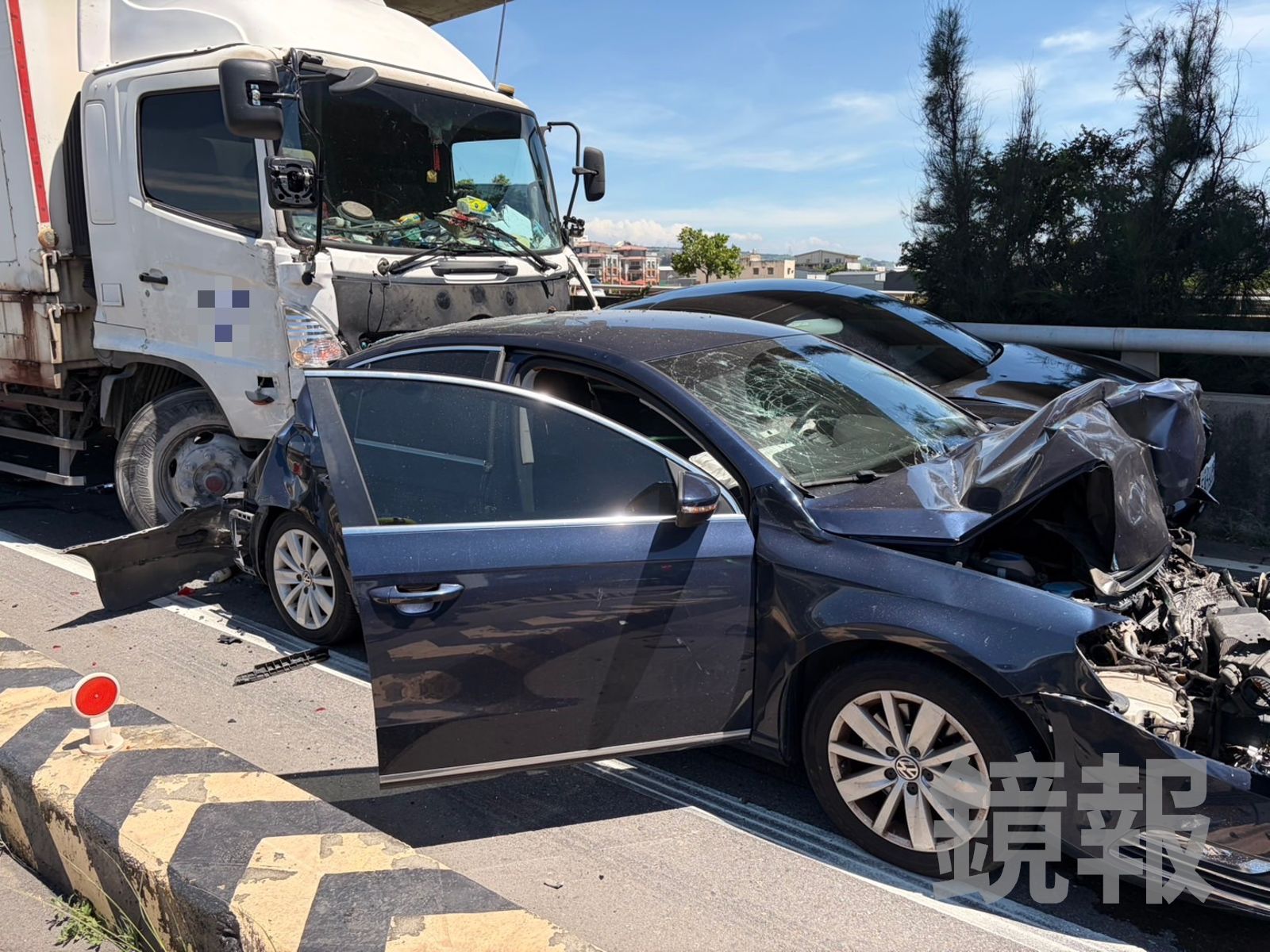 向上路8段下匝道路段發生5車連環車禍，造成6人輕傷送醫，事故原因待查。民眾提供
