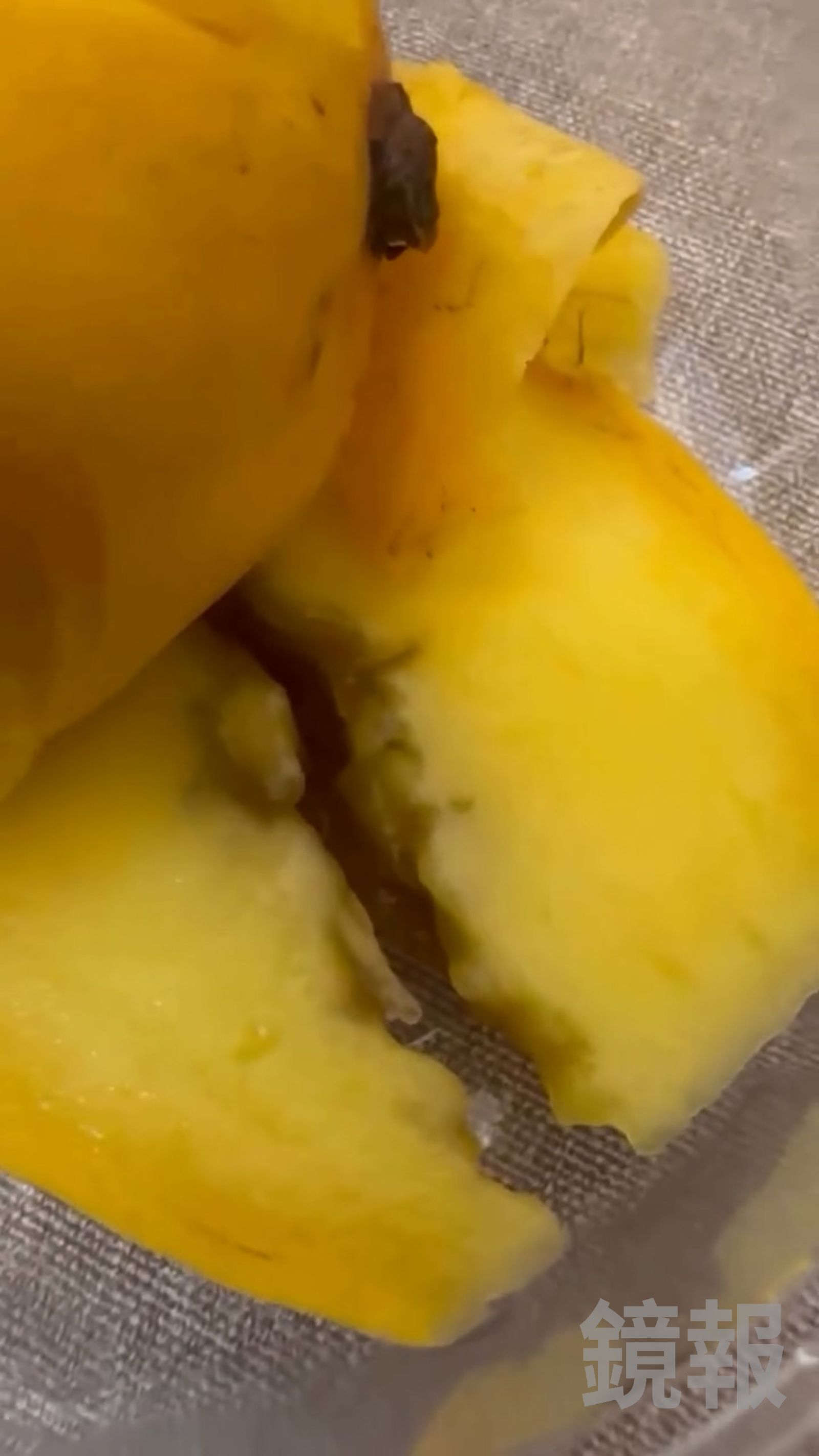 民眾發現賣場的芒果有腐爛變質的情況。畫面授權threads yi._.0370