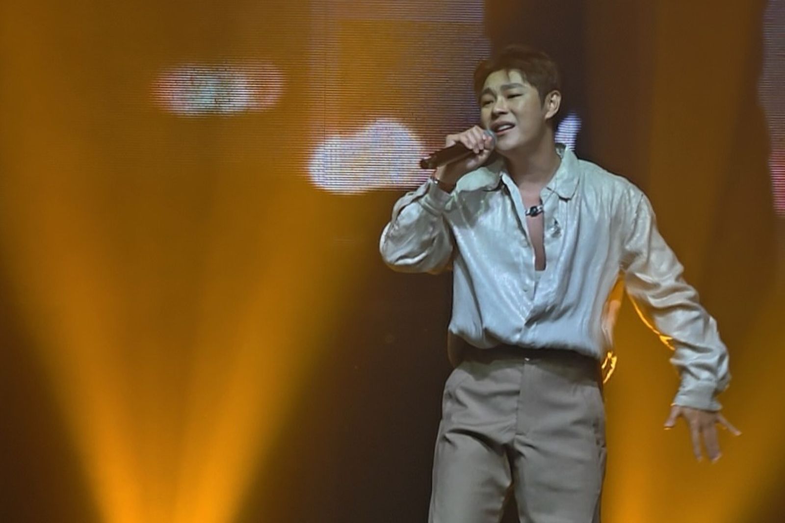 國道驚魂！「轉音小王子」深夜車失控連轉3圈　車頭全毀慘狀曝光