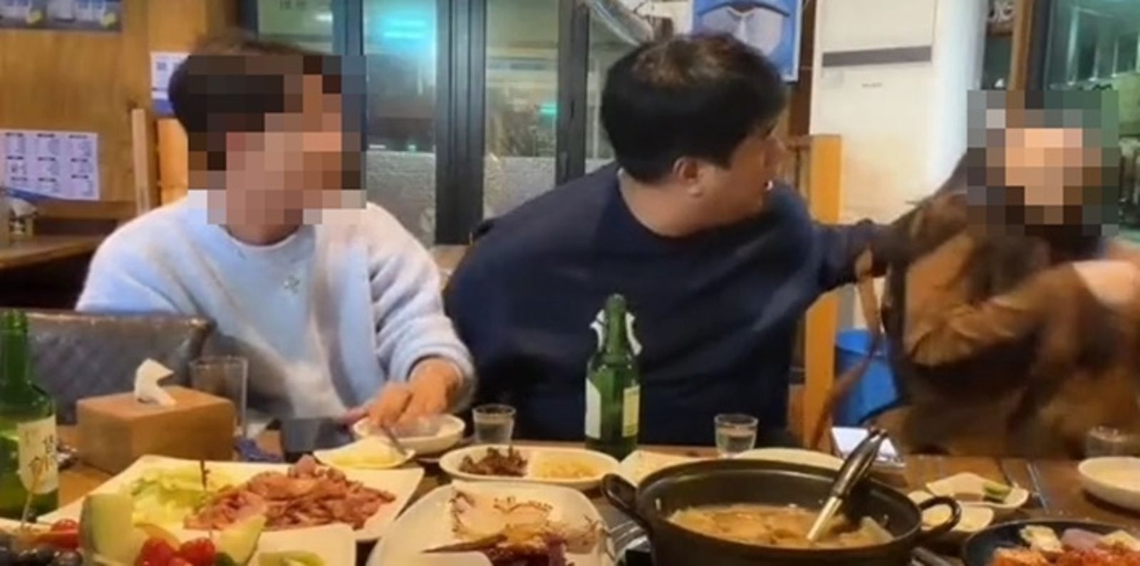 直播變家暴現場！網紅狂扯女友頭髮　甩巴掌逼灌酒