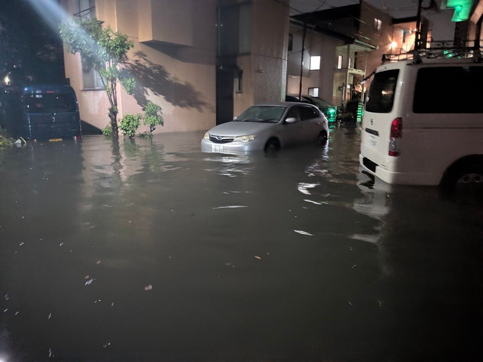 日本千葉破紀錄豪雨 道路變「恐怖水漩渦」!成田機場旅客受困