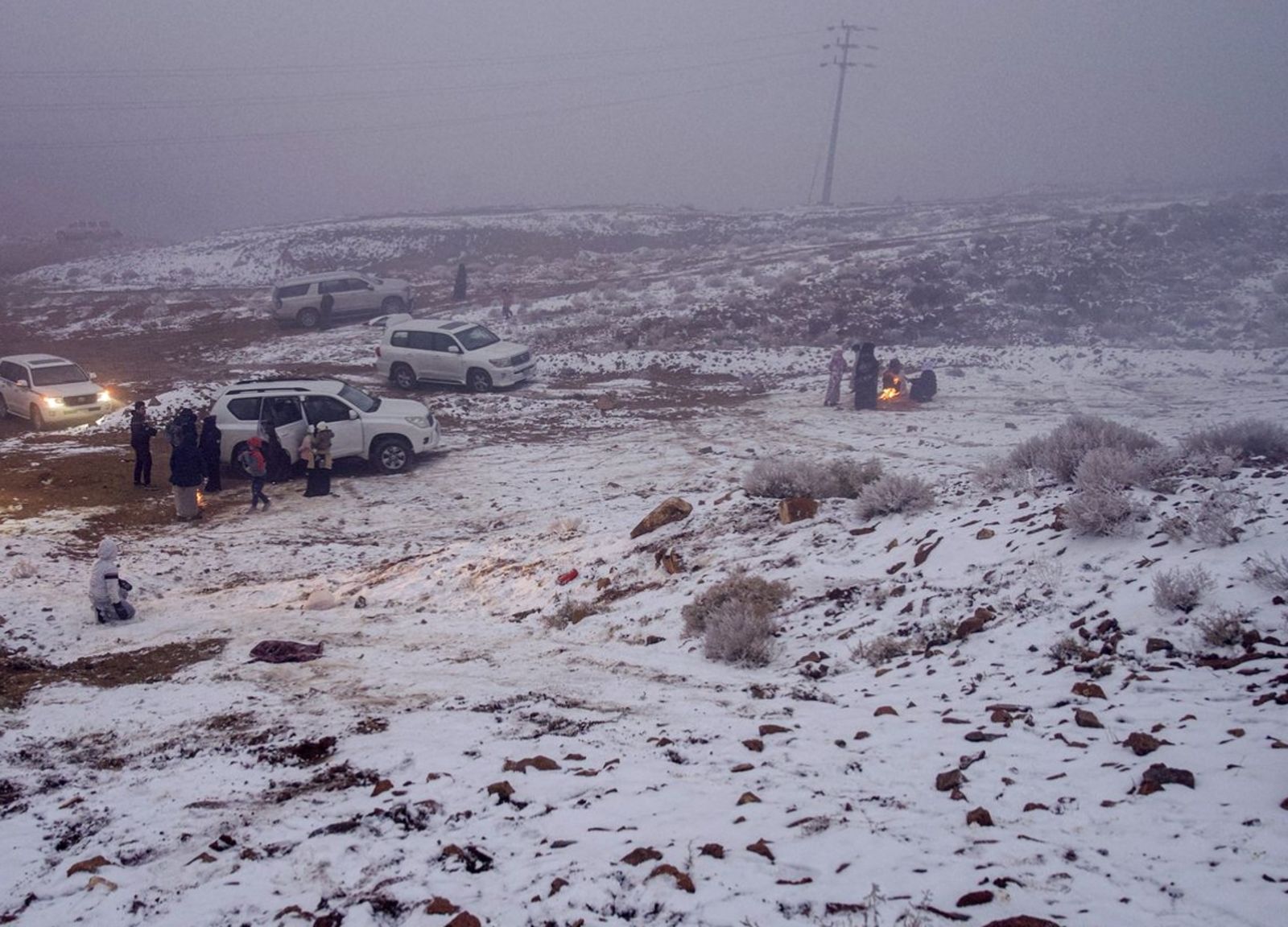 沙烏地阿拉伯沙漠被厚雪覆蓋。圖／翻攝自《鏡報》