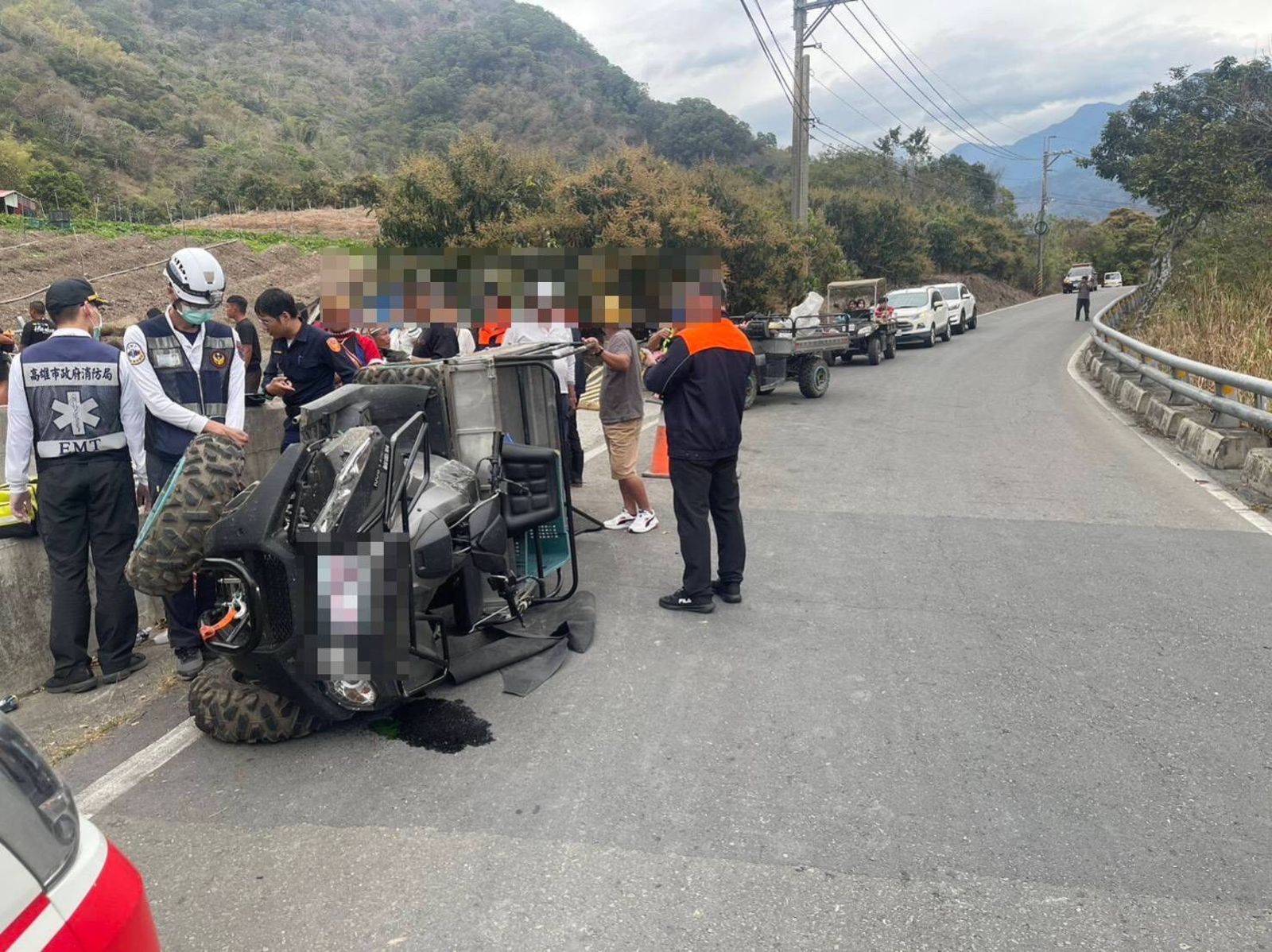 南橫公路酒駕濺血！農用搬運車自撞護欄翻覆　車上5人噴飛