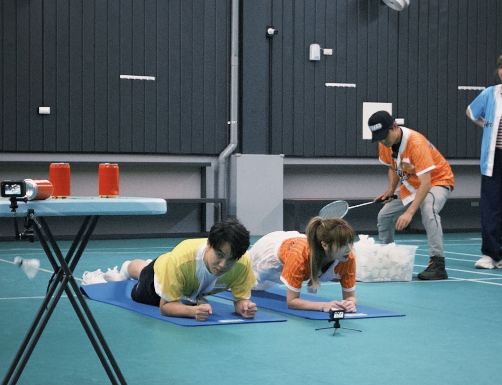 《飢餓遊戲》許志豪（左起）草莓遊戲闖關棒式撐地。中視提供