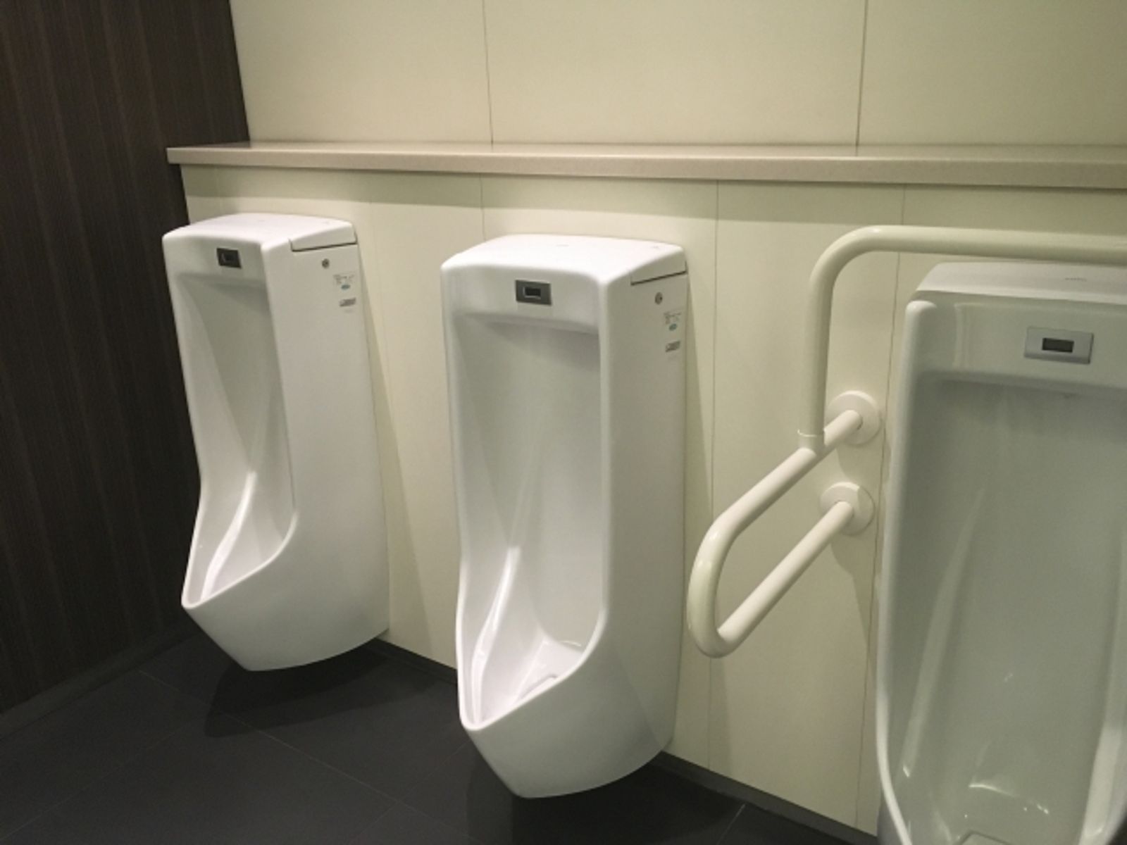 日本變態阿伯親手接起男高中生尿液還道謝　網驚呼「今天網絡用夠多了」