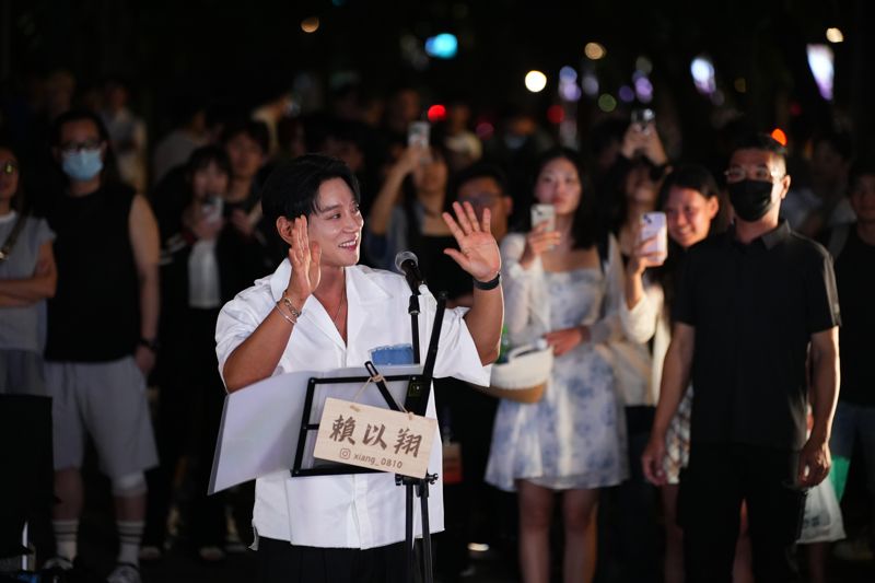 好寵台粉！黃致列快閃信義區免費路演1小時　加碼飆「這首神曲」全場大合唱