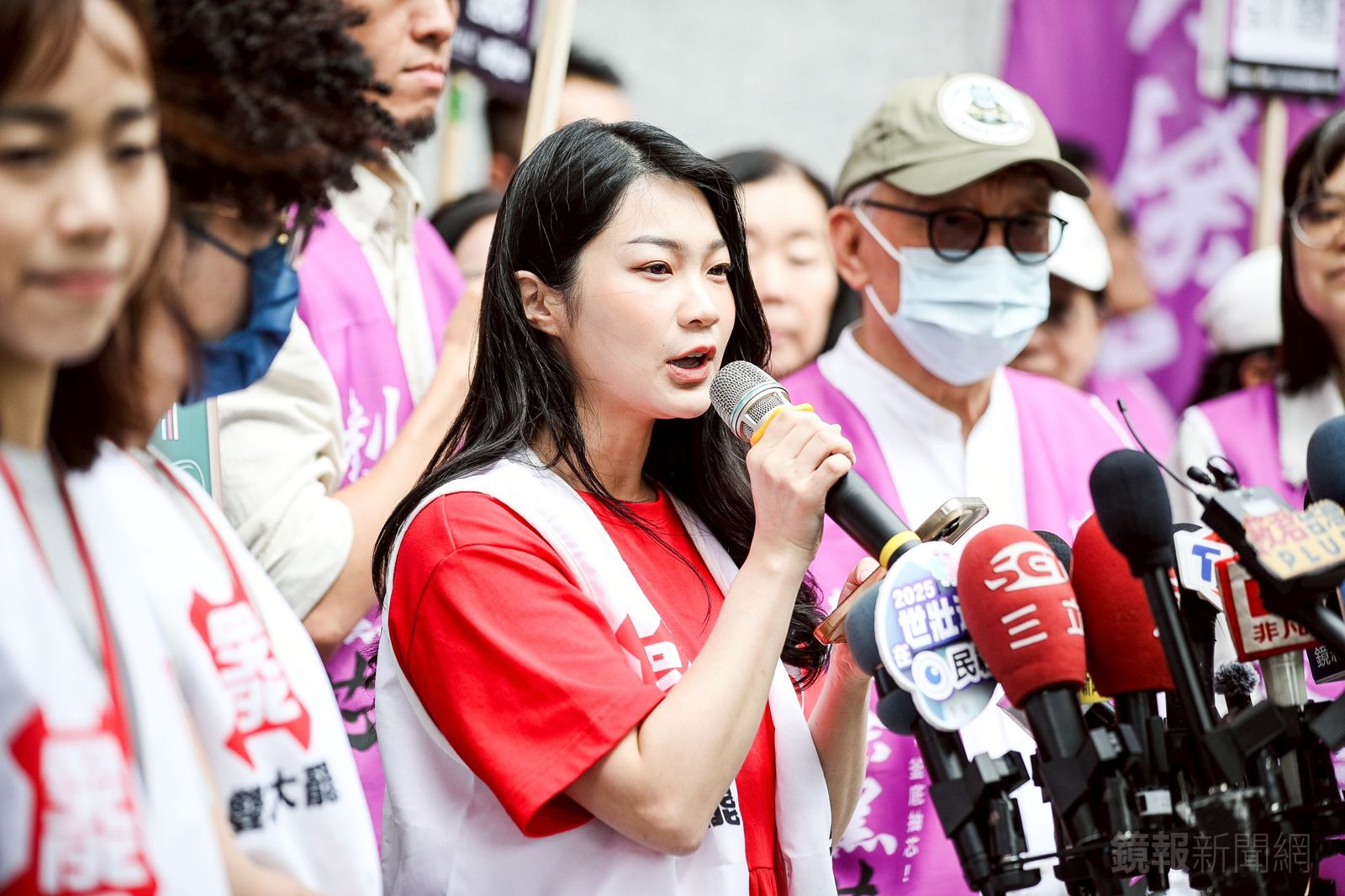 阿美雖然喜歡獨處、不愛社交，但近期為了推動罷免，必須常常上街宣講。（圖／鄒保祥攝）