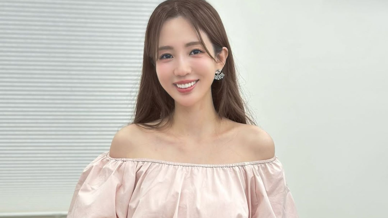 愛雅回母校曬孕肚！自虧「像小一新生」　懷孕3個月藏超辛苦