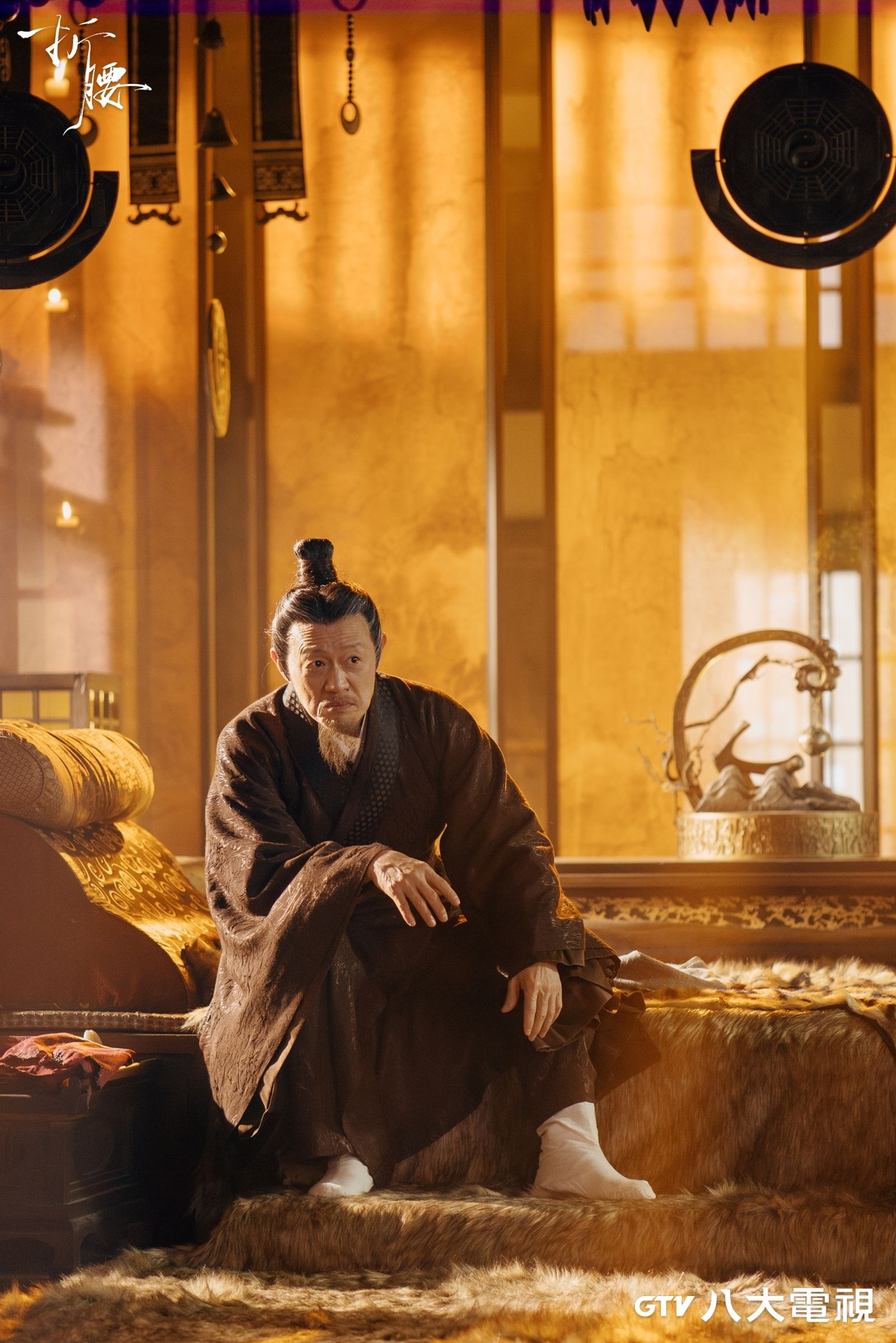 《折腰》中金士傑戲份不多，卻是全劇關鍵角色之一。八大提供