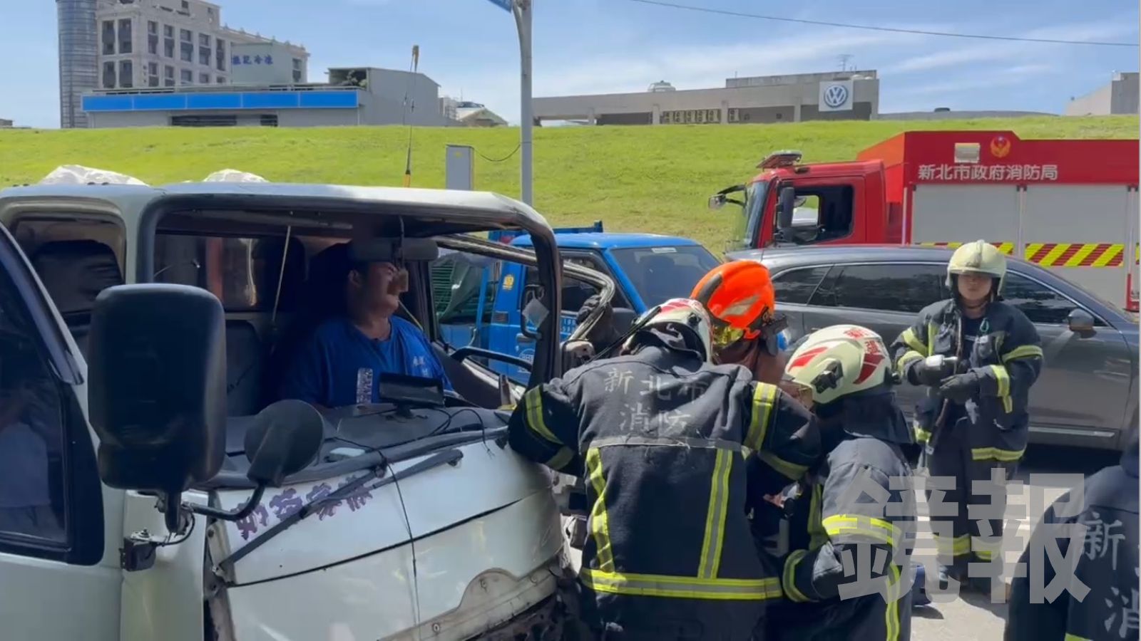 新莊越堤道4車追撞　小貨車駕駛夾困車內