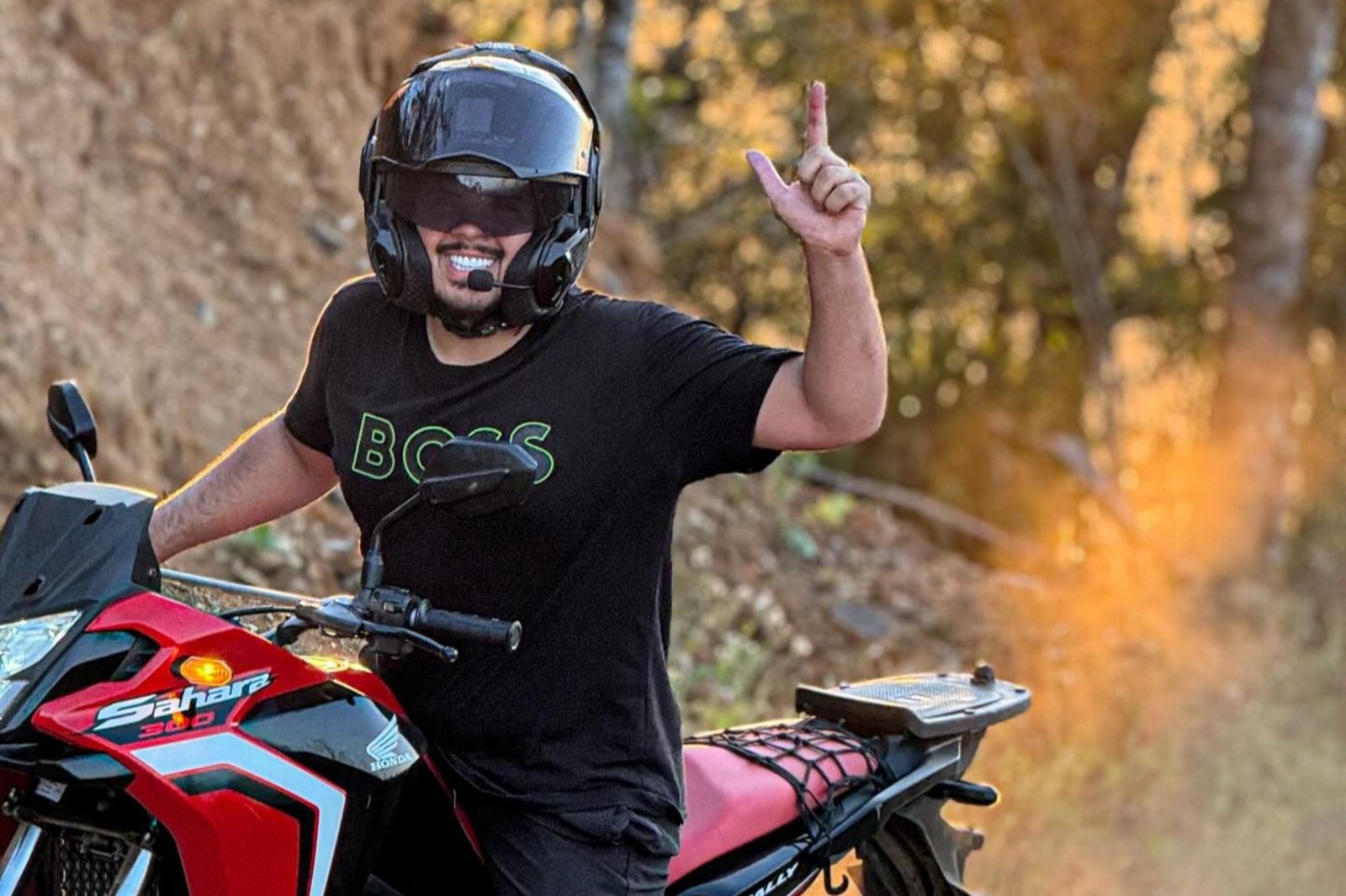 20歲摩托車網紅疑高速公路上飆車　與卡車相撞當場慘死