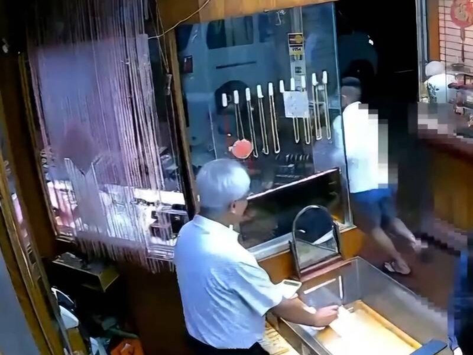 南投市驚傳銀樓搶案 搶匪奪40萬金飾逃逸　隔日清晨落網