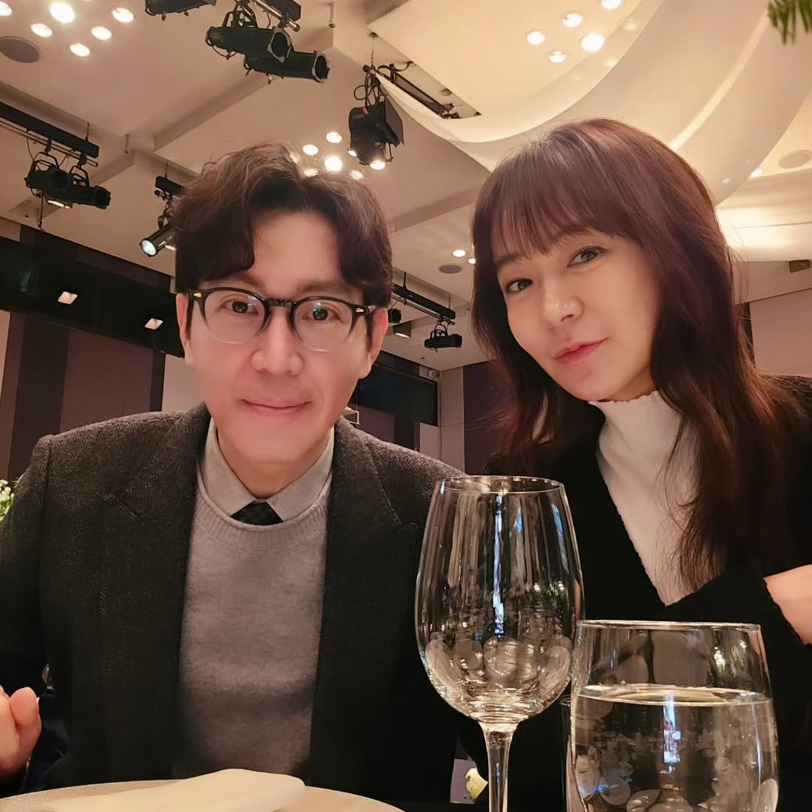 崔元英（左）與沈宜英因戲結緣，戲外婚姻美滿。緯來戲劇台提供