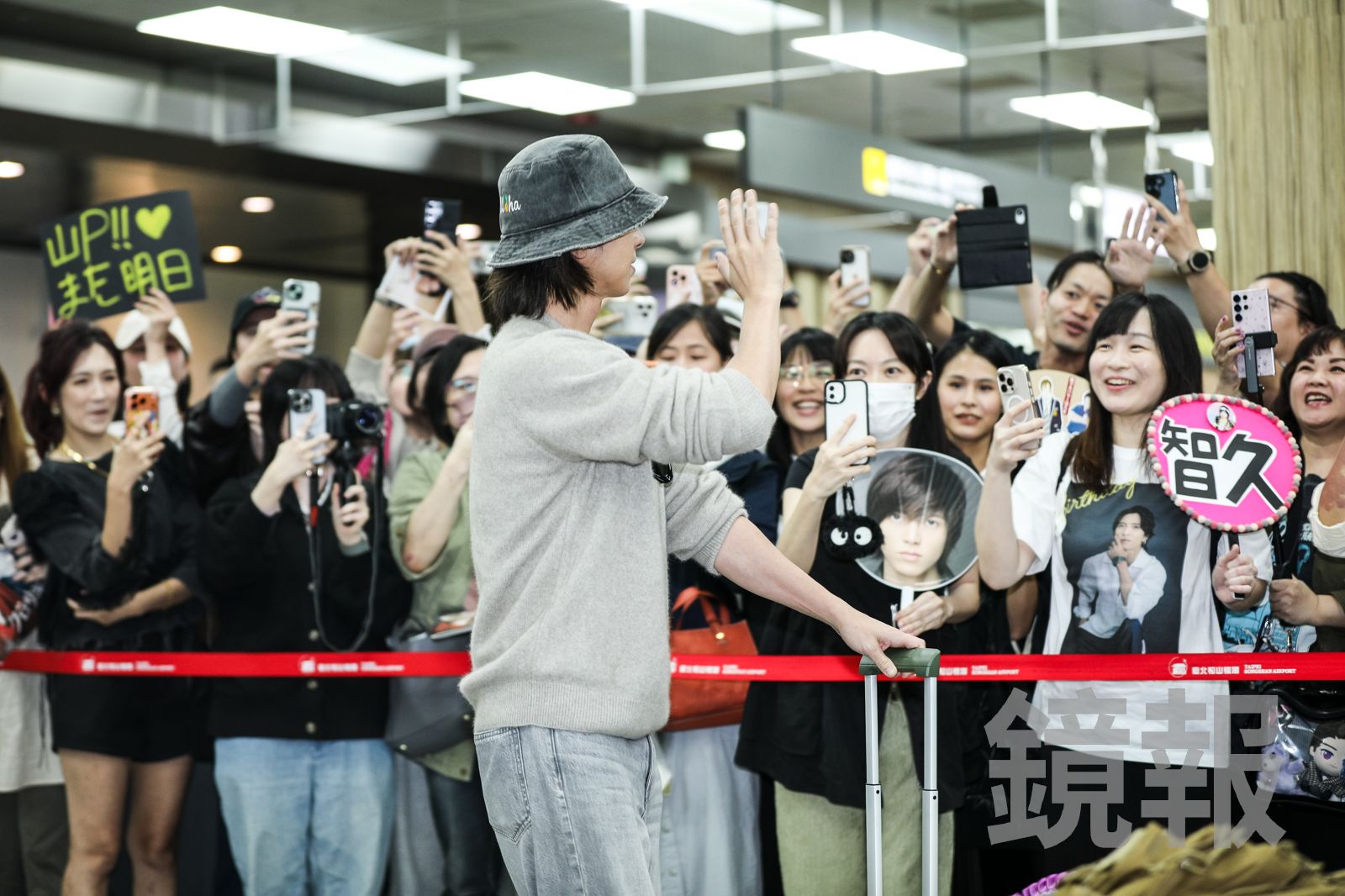 山下智久不停地與粉絲揮手互動。鄒保祥攝