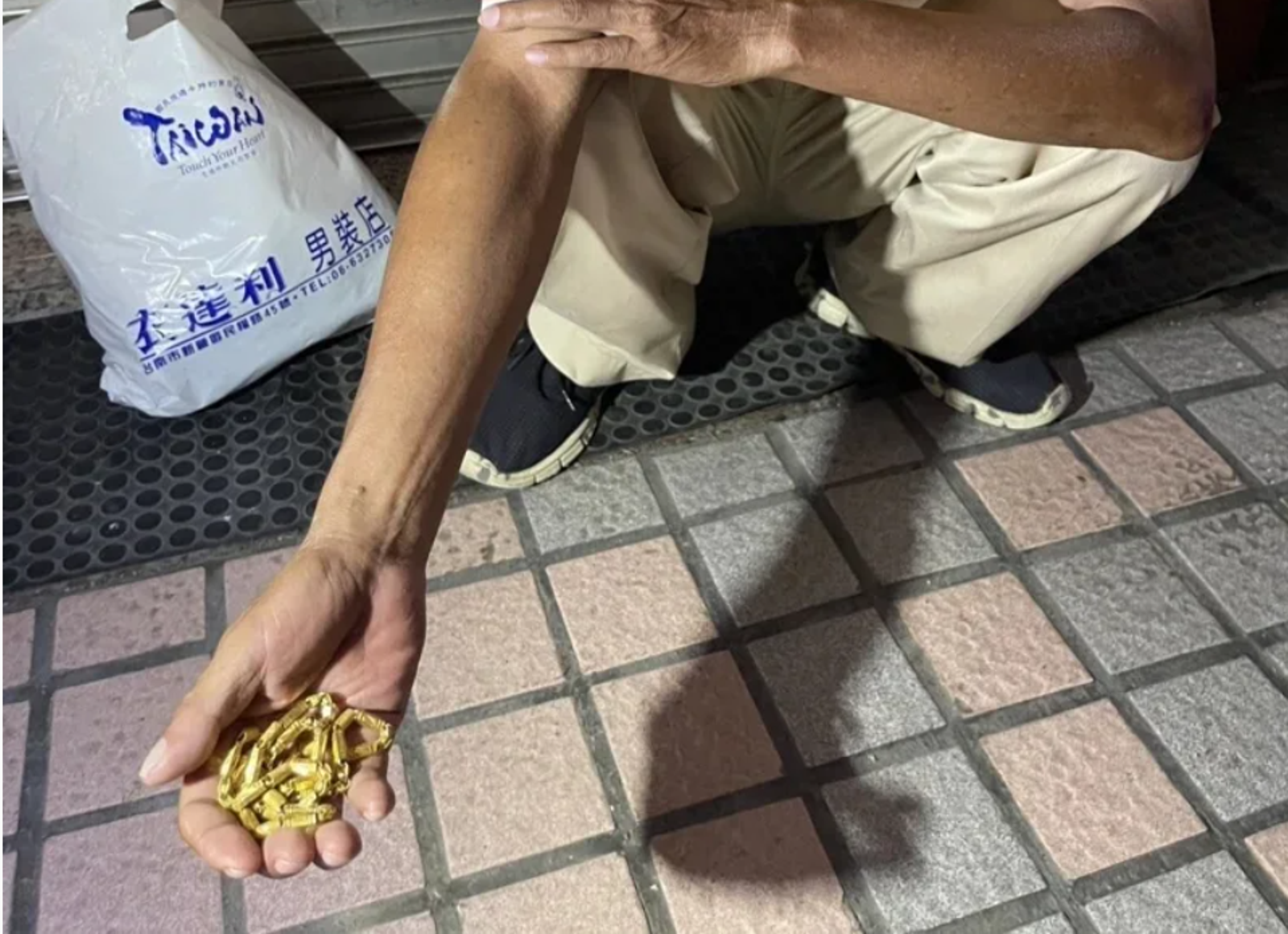 台南銀髮大戰!65歲男強扯81歲翁「30萬金鍊」 銷贓失敗餓到兩眼發昏...警請吃排骨飯