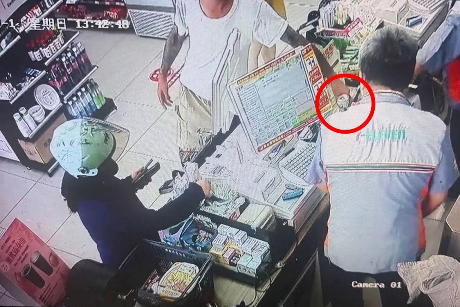 卸責出怪招!他撞車後衝超商「補喝」2瓶啤酒 監視器還原離譜行徑當場被捕