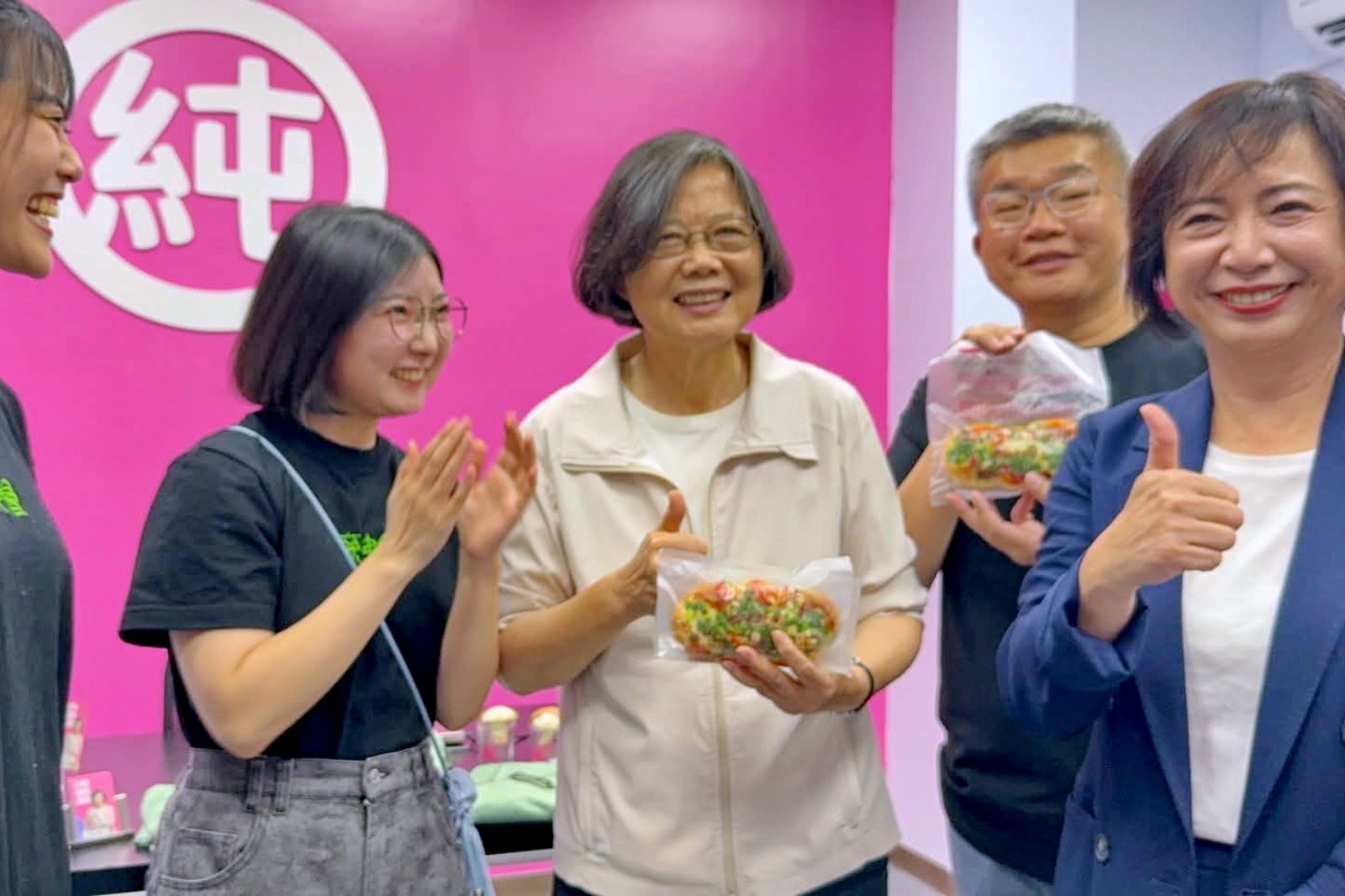 「台派麵包店」秋節後店休逾3週！老闆曝病床照揭原因　喊挺「民進黨」對抗強國黨