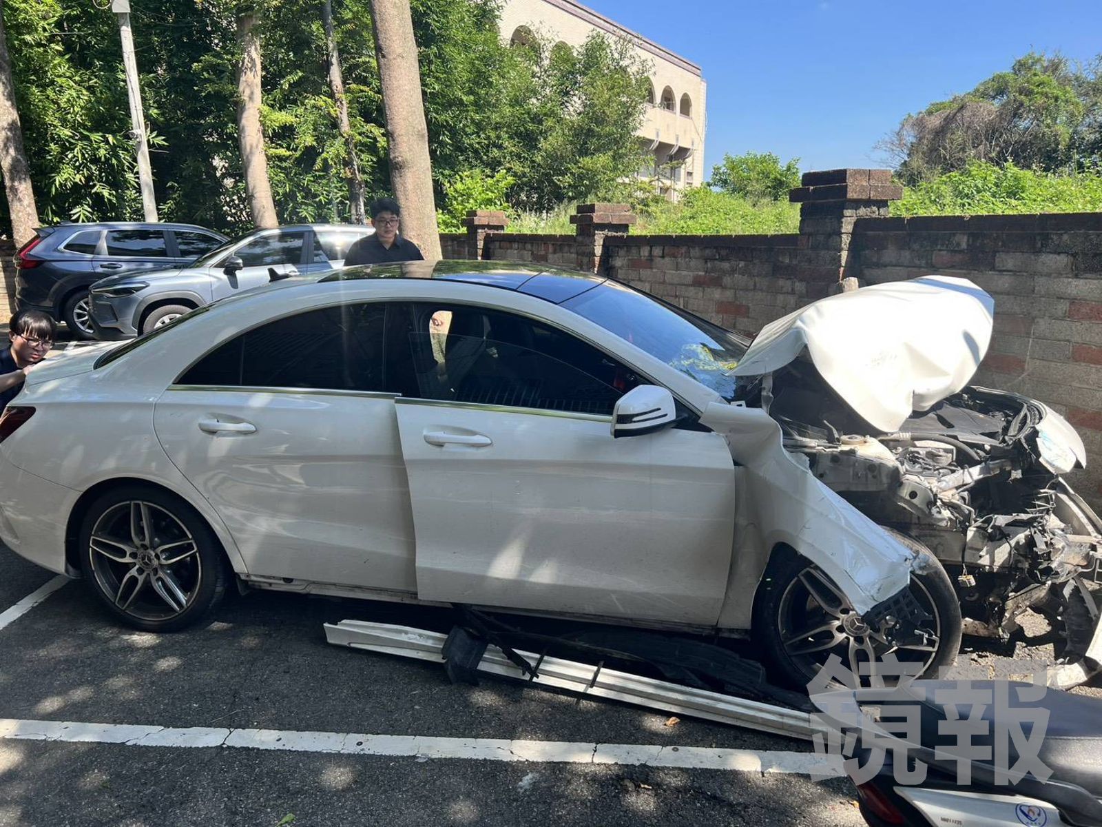 王男涉嫌毒駕白色賓士轎車,撞傷人還肇事逃逸。民眾提供