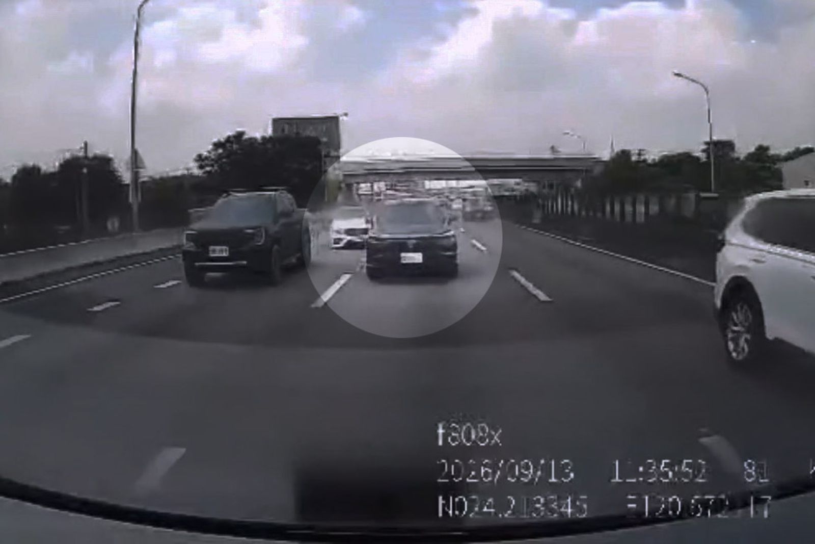 黑色休旅車與白色進口車在國道相互追逐,過程險象環生。圖/翻攝fb八卦村 - 行車紀錄器影片上傳中心