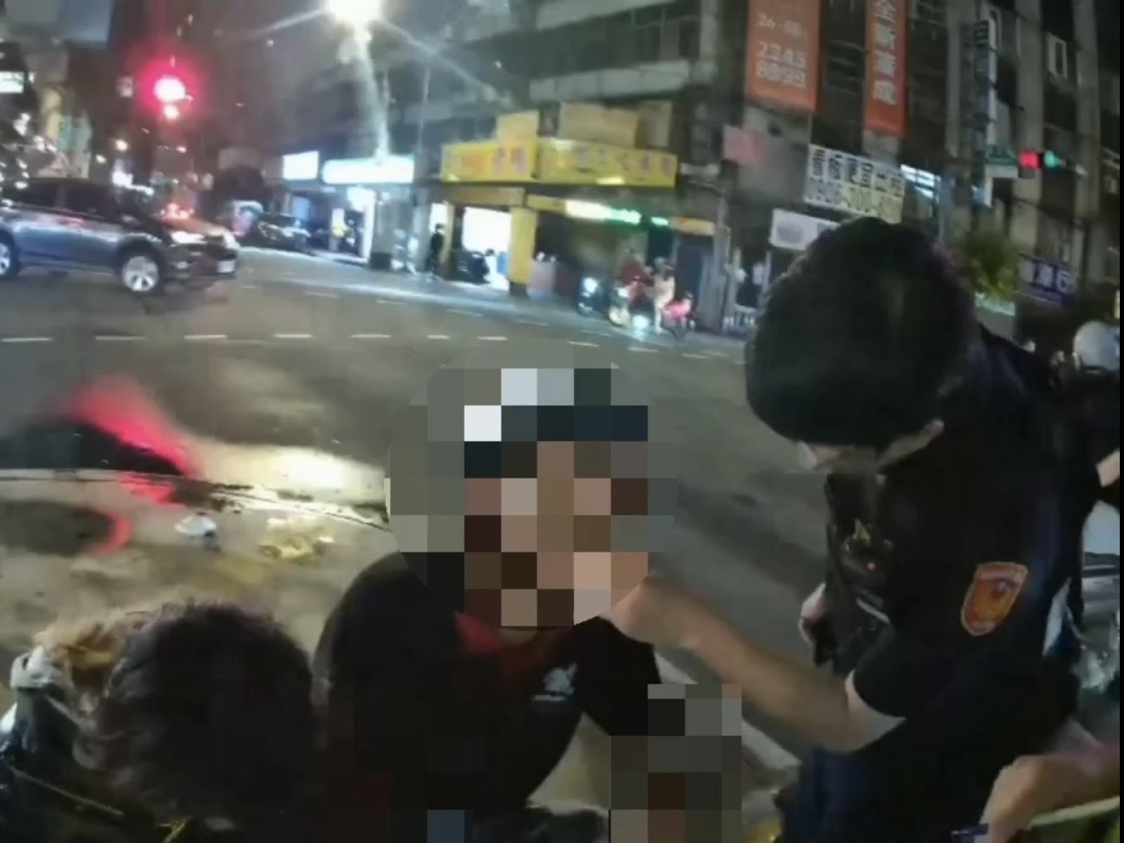 毒駕撞上停等紅燈女騎士!中和男茫坐路邊發呆 一驗又是「喪屍煙彈」
