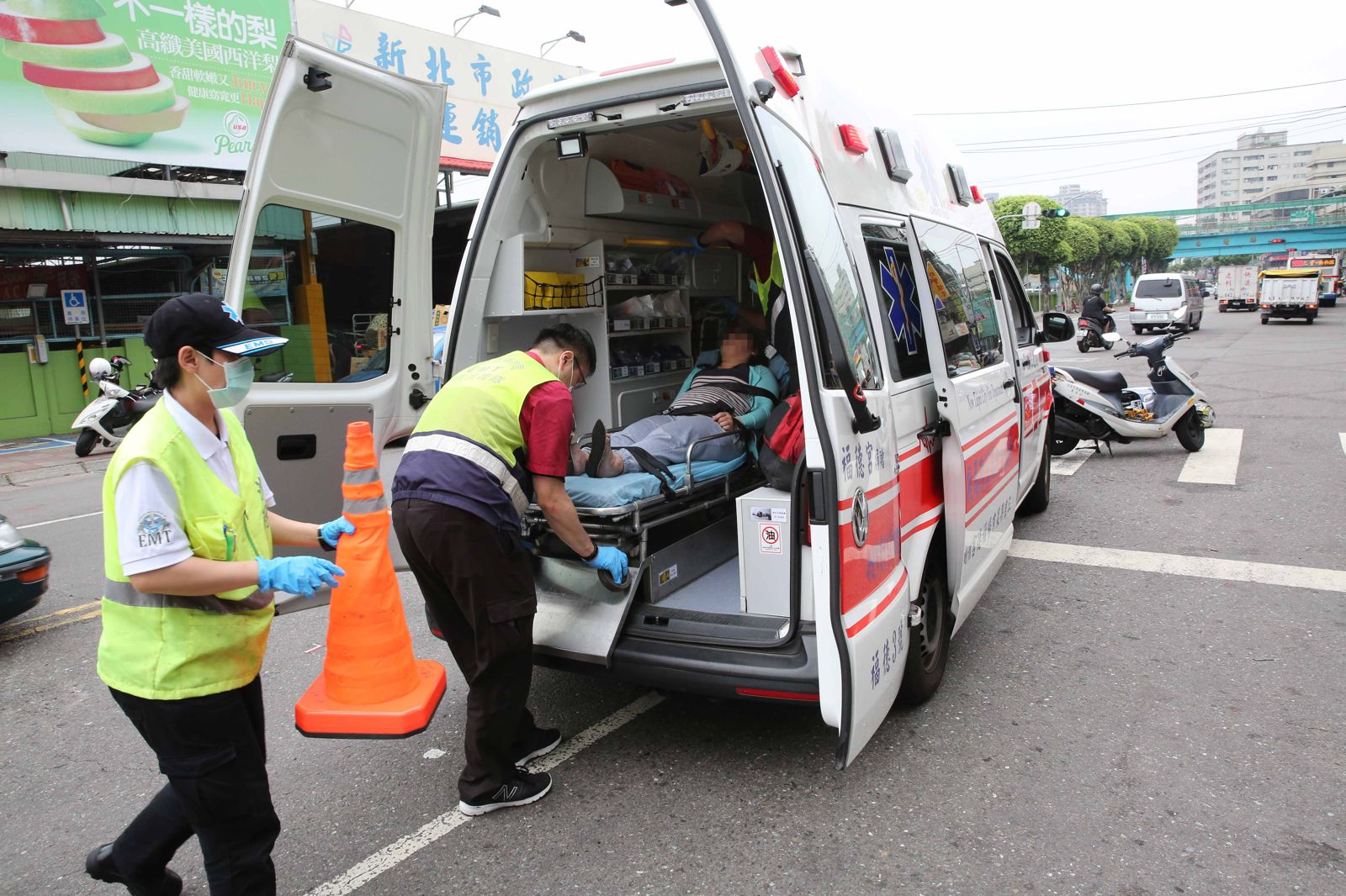 30歲工程師上班突昏倒！「眼球血管炸開」全血塊　醫示警：3類食物超傷眼　