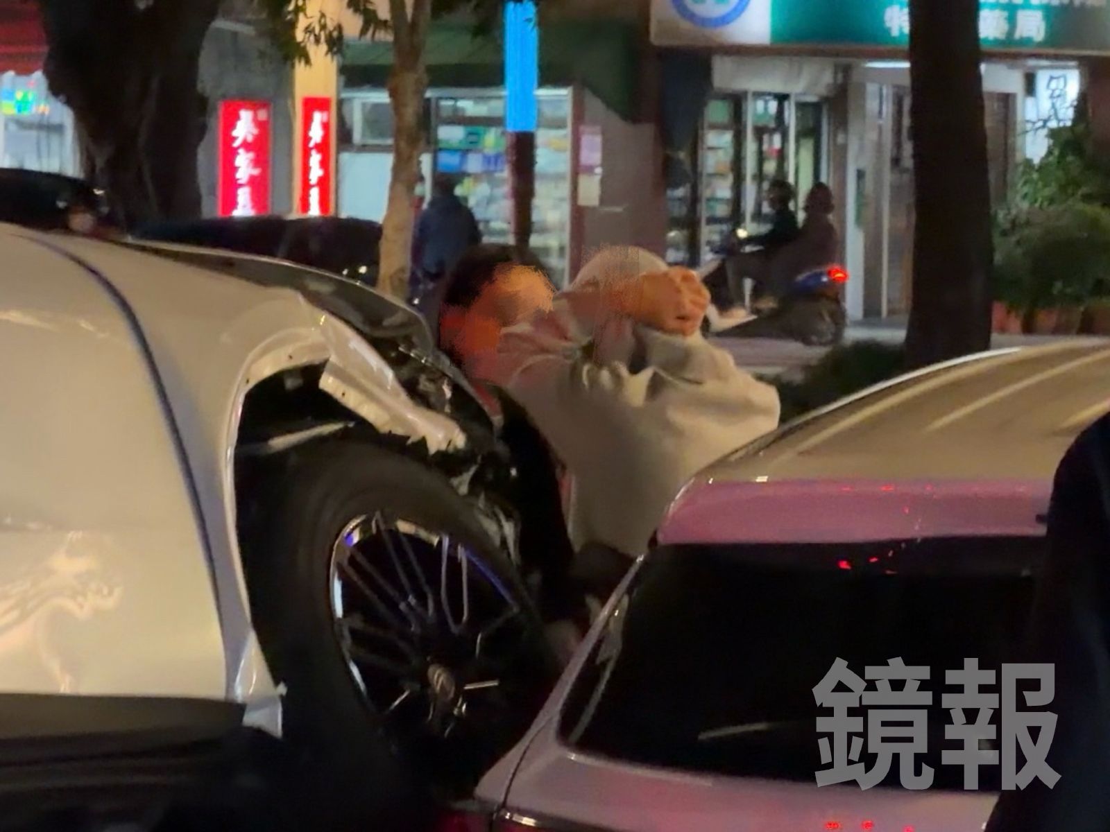 19歲駕駛抱頭懊悔！開家人豪華休旅失控連環撞　1騎士送醫幸妻小未險遭波及