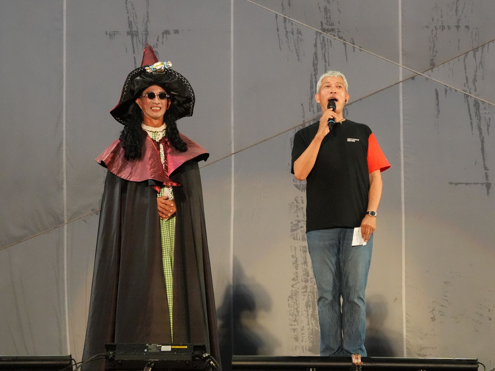 紙風車劇團任建誠團長(右)代表謝謝所有贊助者。紙風車提供