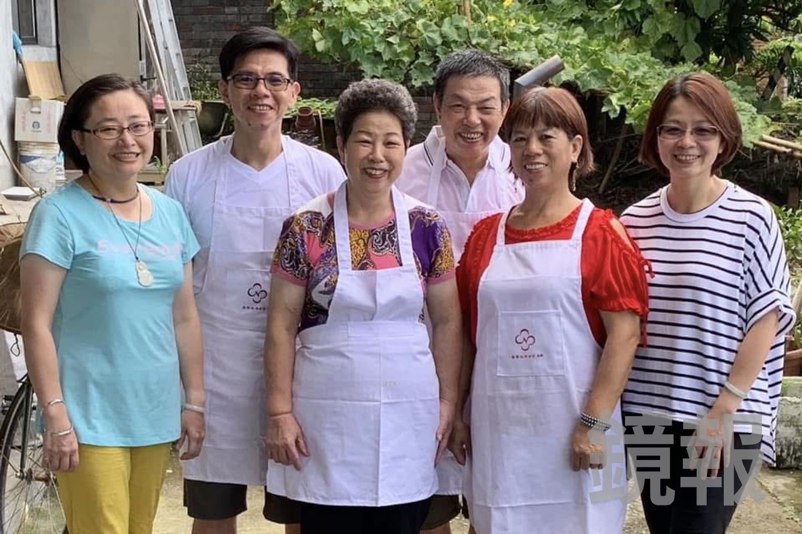 平時由第一代老闆娘楊謝淑真(左3)製作月餅,中秋節前夕,家人會請假幫忙趕訂單。