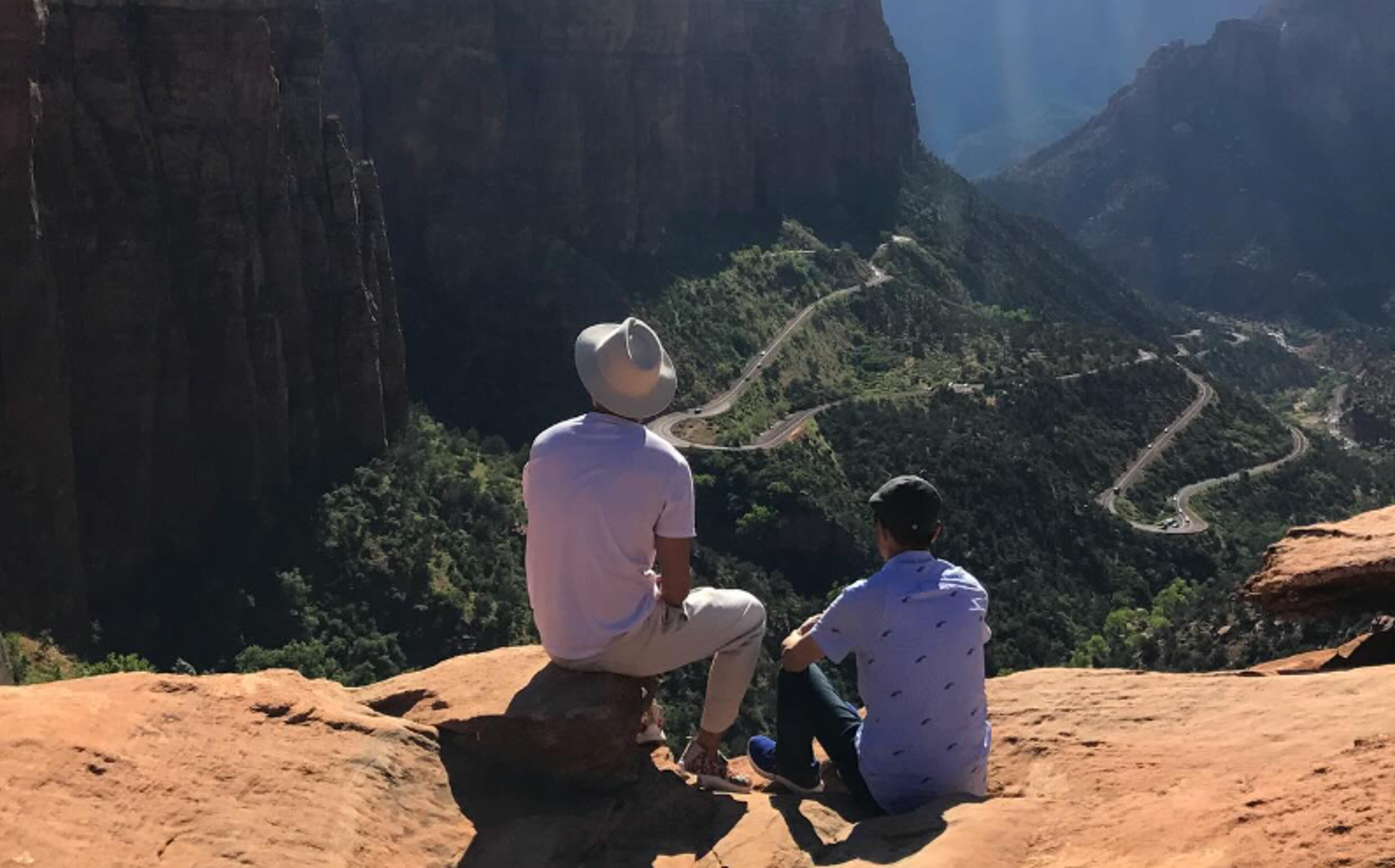 楊祐寧和父親的背景。翻攝自yoyang IG