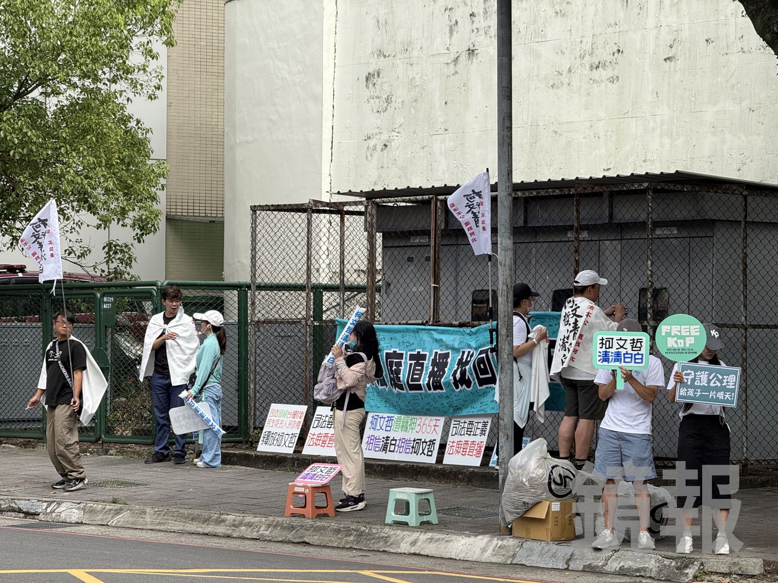 小草聚集北所外聲援柯文哲。呂健豪攝