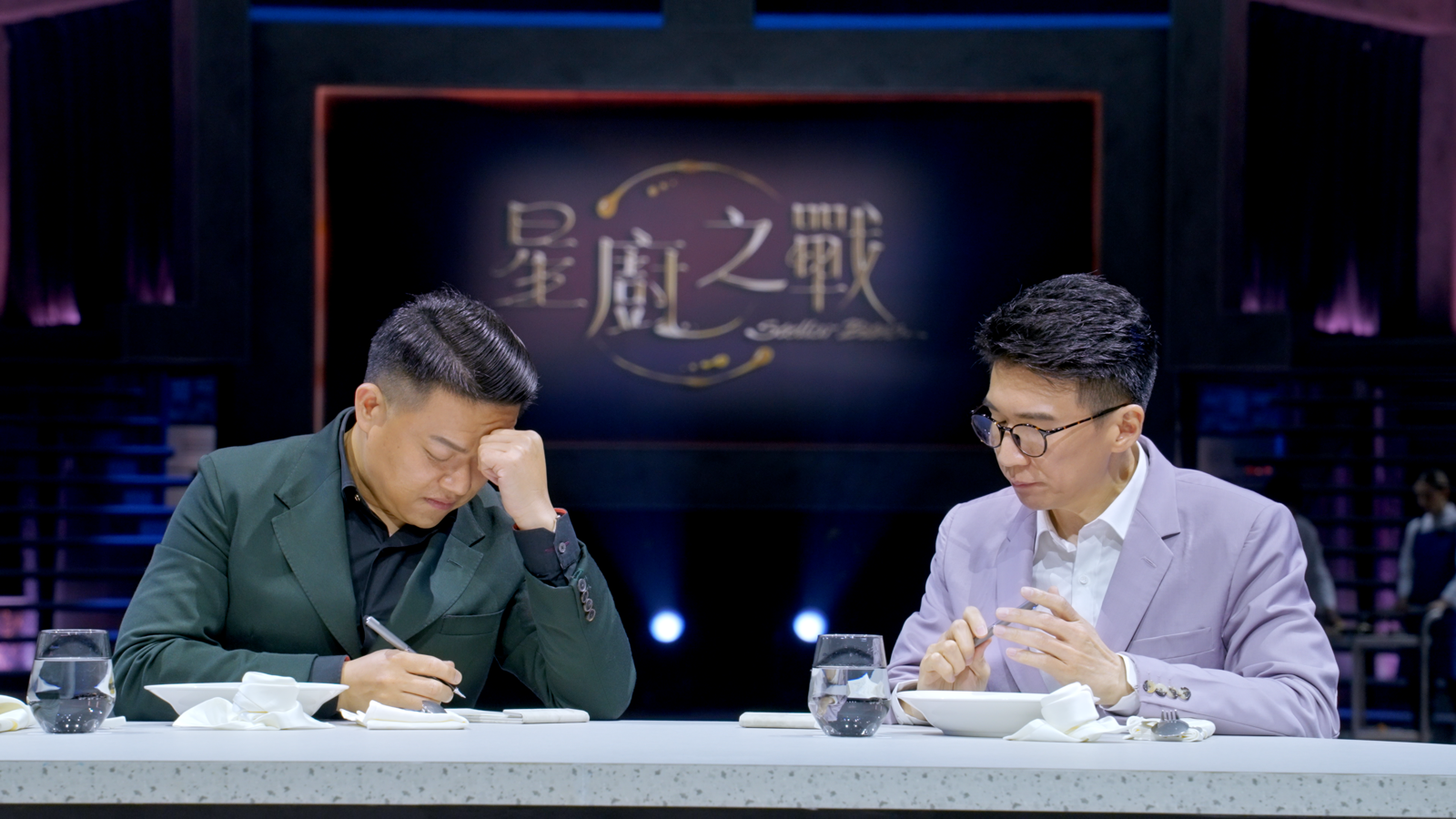 何順凱（左起）與吳東璿仔細評分。華視提供