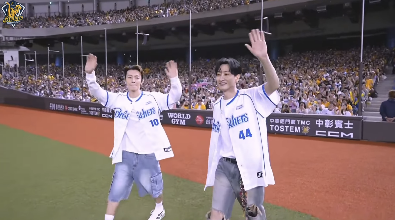 Super Junior-D&E 為中信兄弟開球。翻攝CTBC Brothers 中信兄弟官方頻道 YouTube