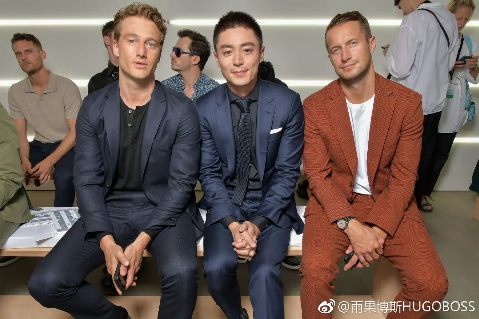 霍建華（中）被翻出席日出席時裝周的照片。翻攝微博