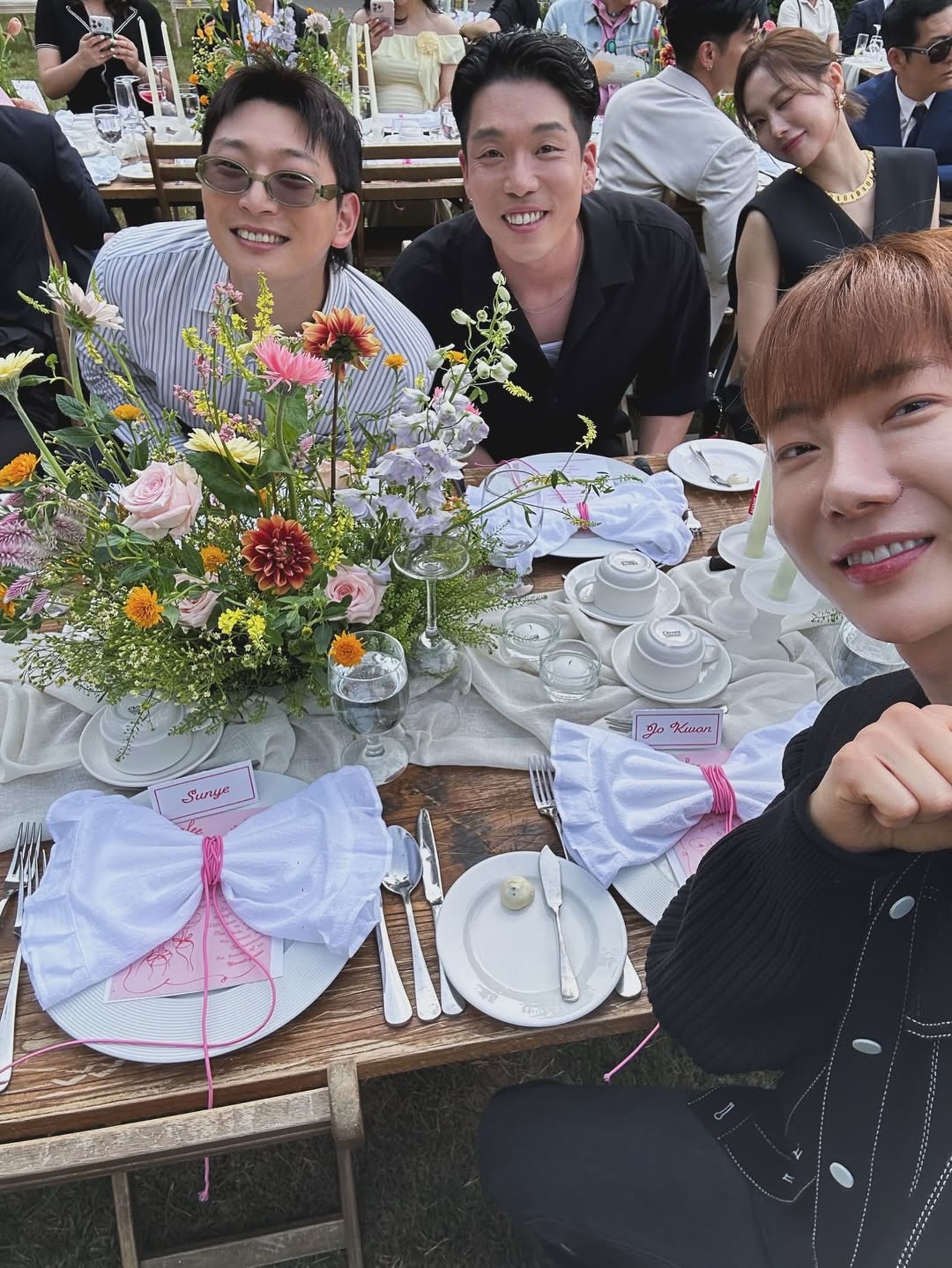 2AM珍雲（左起）、昶旻、王霏霏、趙權一同合照。翻攝IG