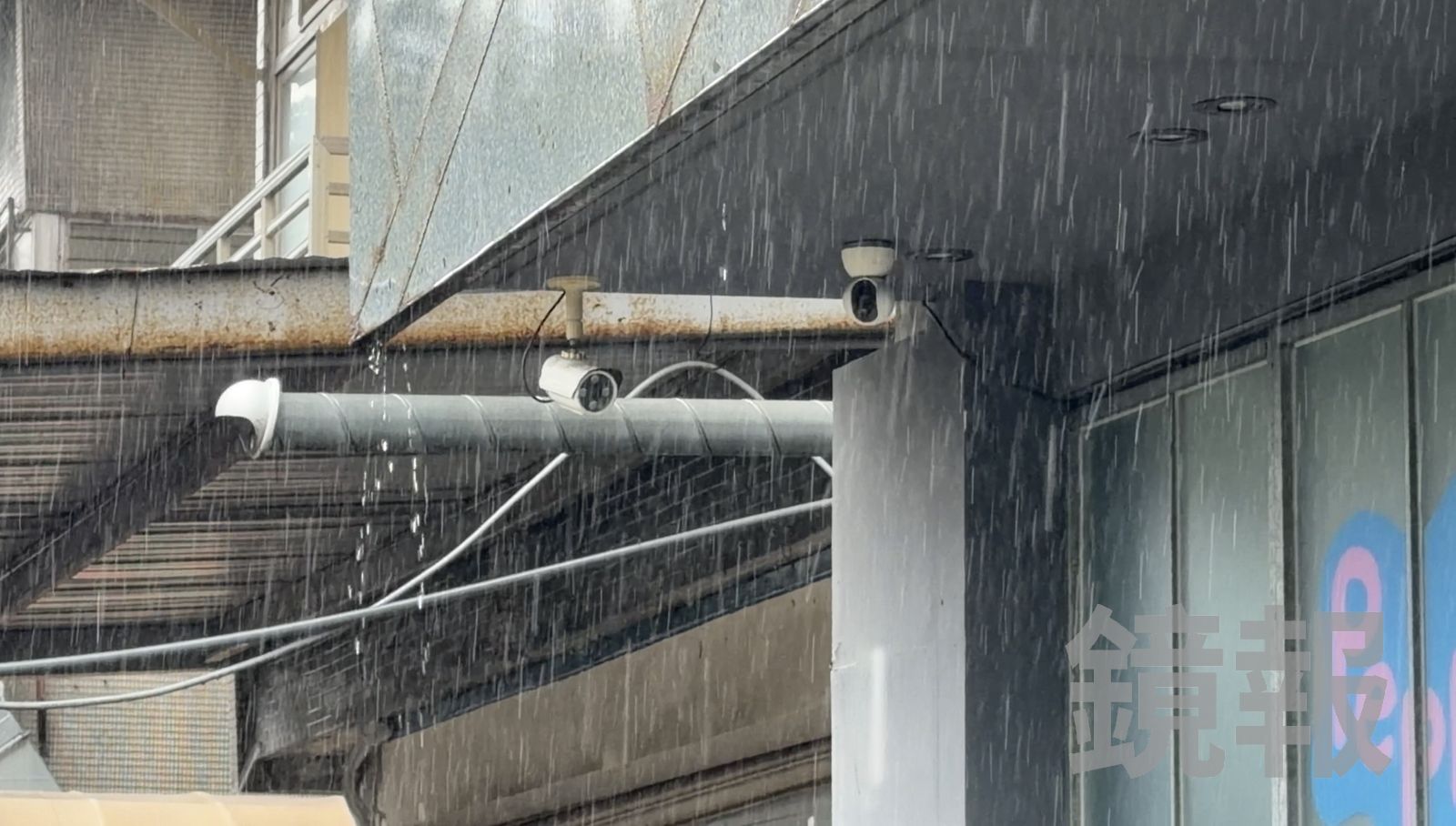 補習班大門架設4支監視器無死角監控，讓人懷疑暗藏重要文件。顏凱勗攝