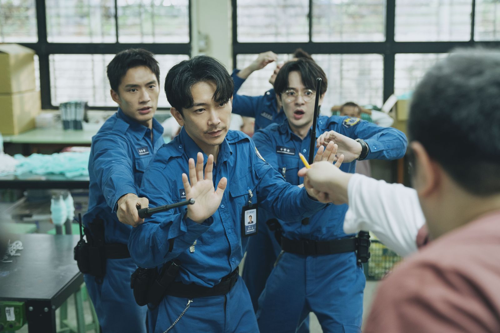 辣椒水噴到全場清空！張軒睿壓制囚犯意外「玩真的」 陳澤耀害走廊清空