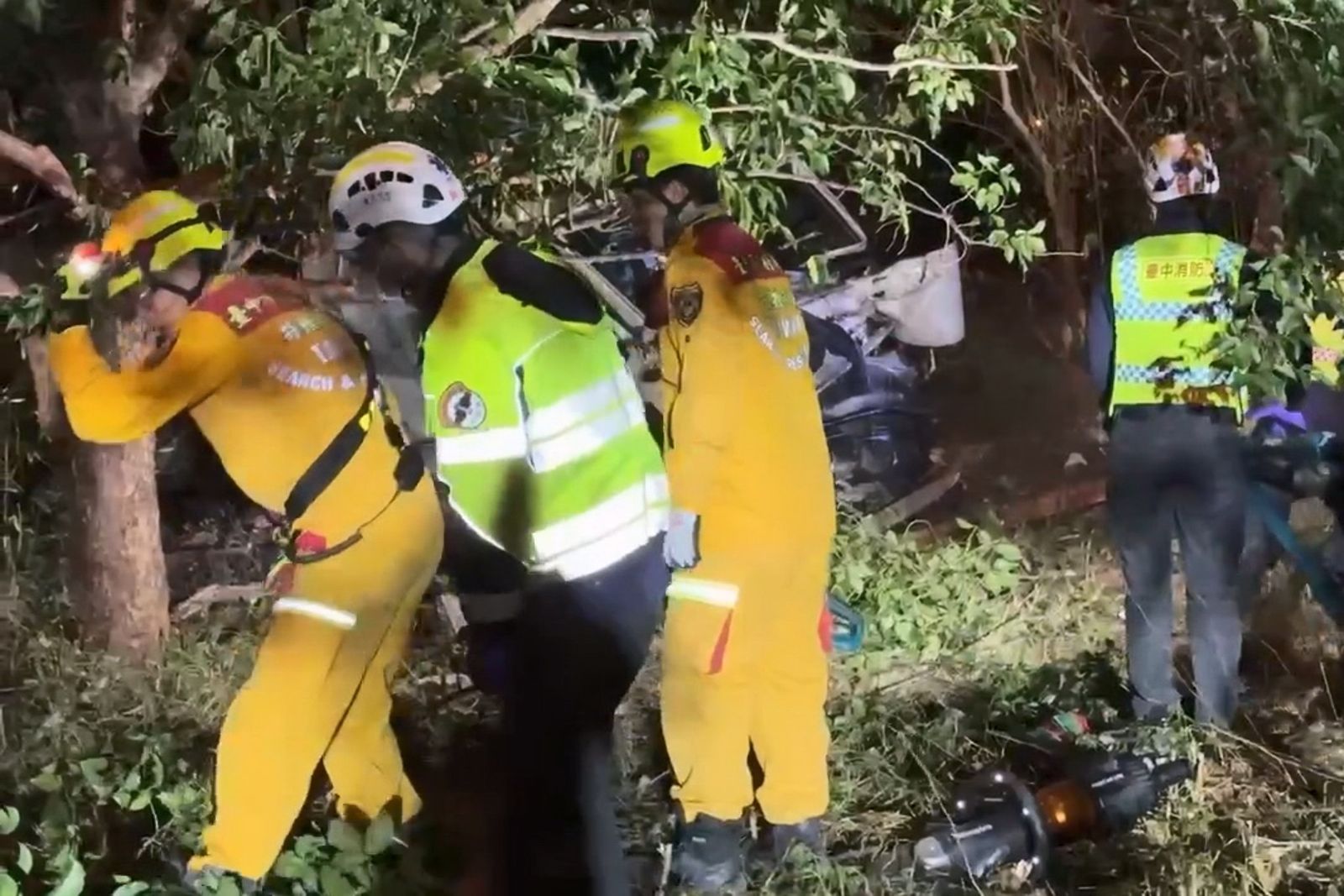消防隊員在橋下草叢尋獲拖板車斷裂的車頭。民眾提供