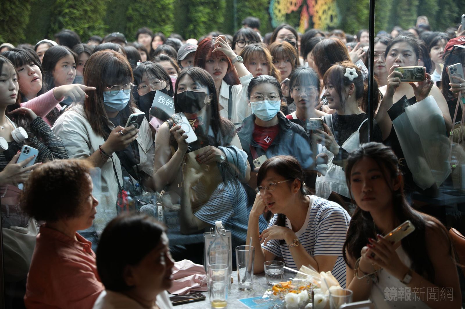 大批粉絲擠在記者會場外等候易烊千璽。鄒保祥攝