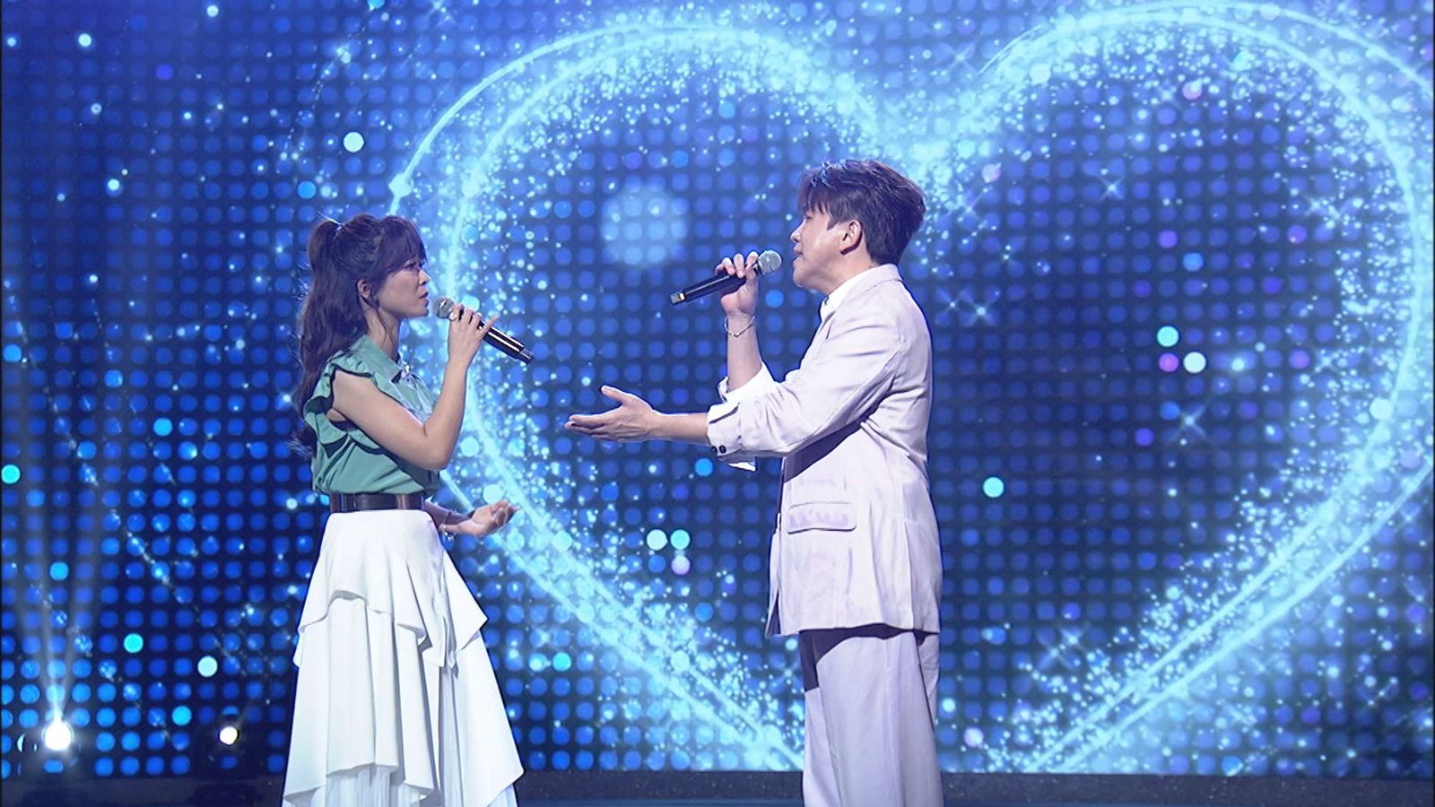 翁鈺鈞(左起)、許志豪CP審情對唱有「被電到」的感覺。中視提供