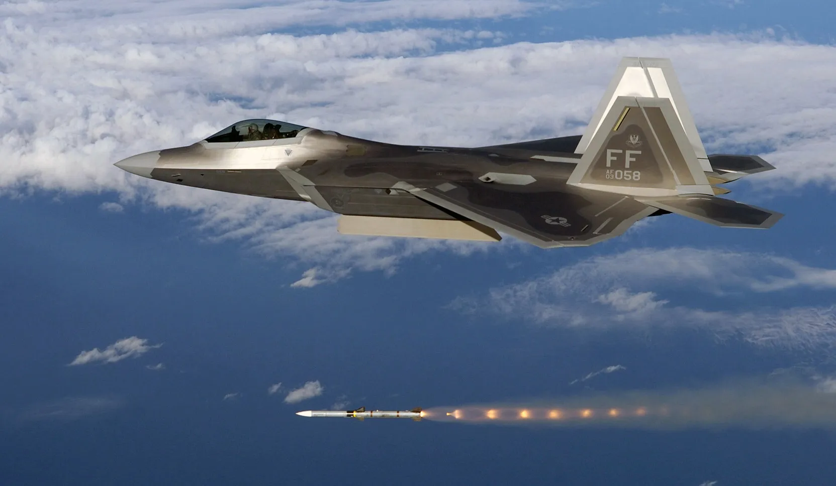 F-22發射AIM-120,台灣也有引進此型飛彈。圖片摘自維基百科