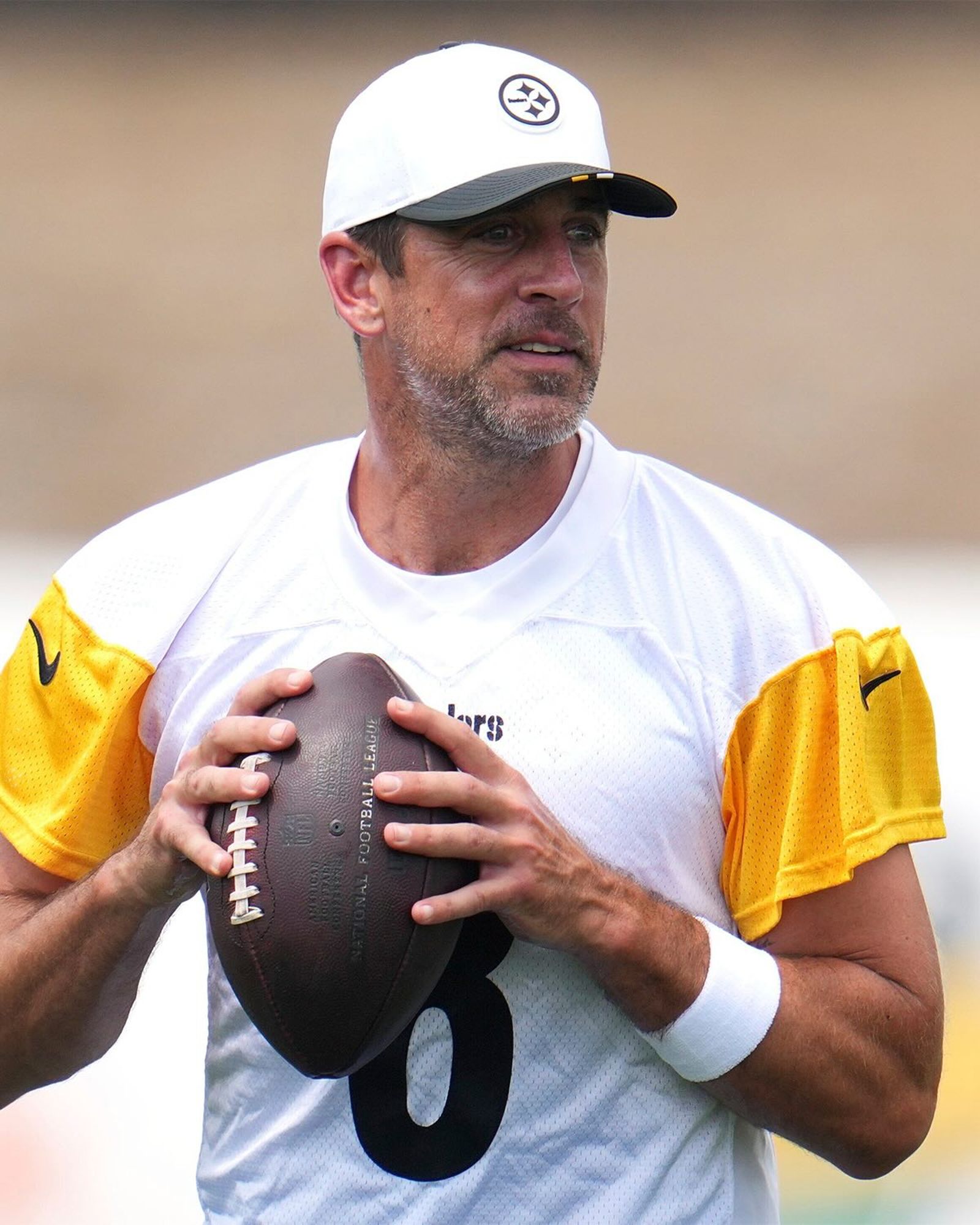 41歲的四分衛Aaron Rodgers，宣布2025-26賽季將是最後一舞。圖／翻攝自NFL FB