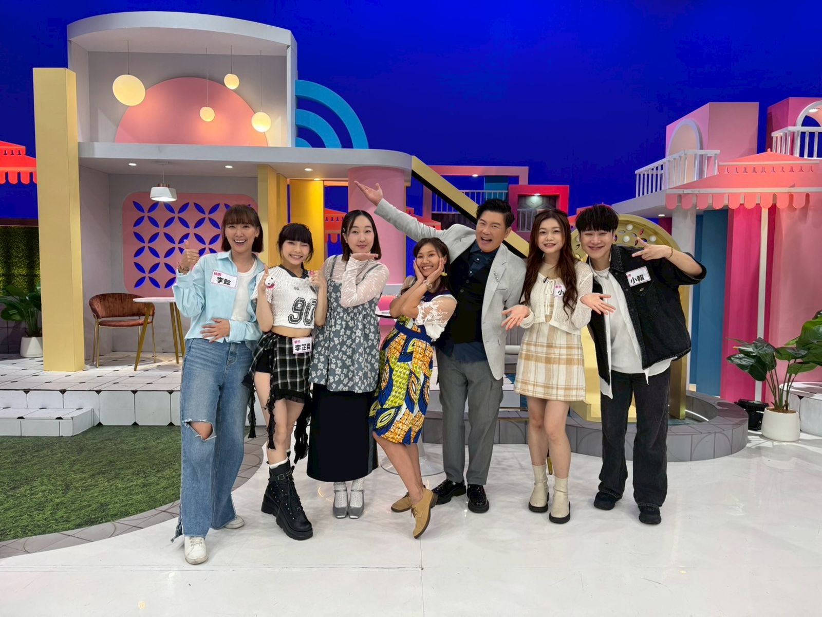 《女王大人》錄影北台灣對決中台灣爭奪最強景點美食,李懿(左起)、李芷霖、主持人巴鈺、屠潔、曾國城、小慧、小賴。緯來提供
