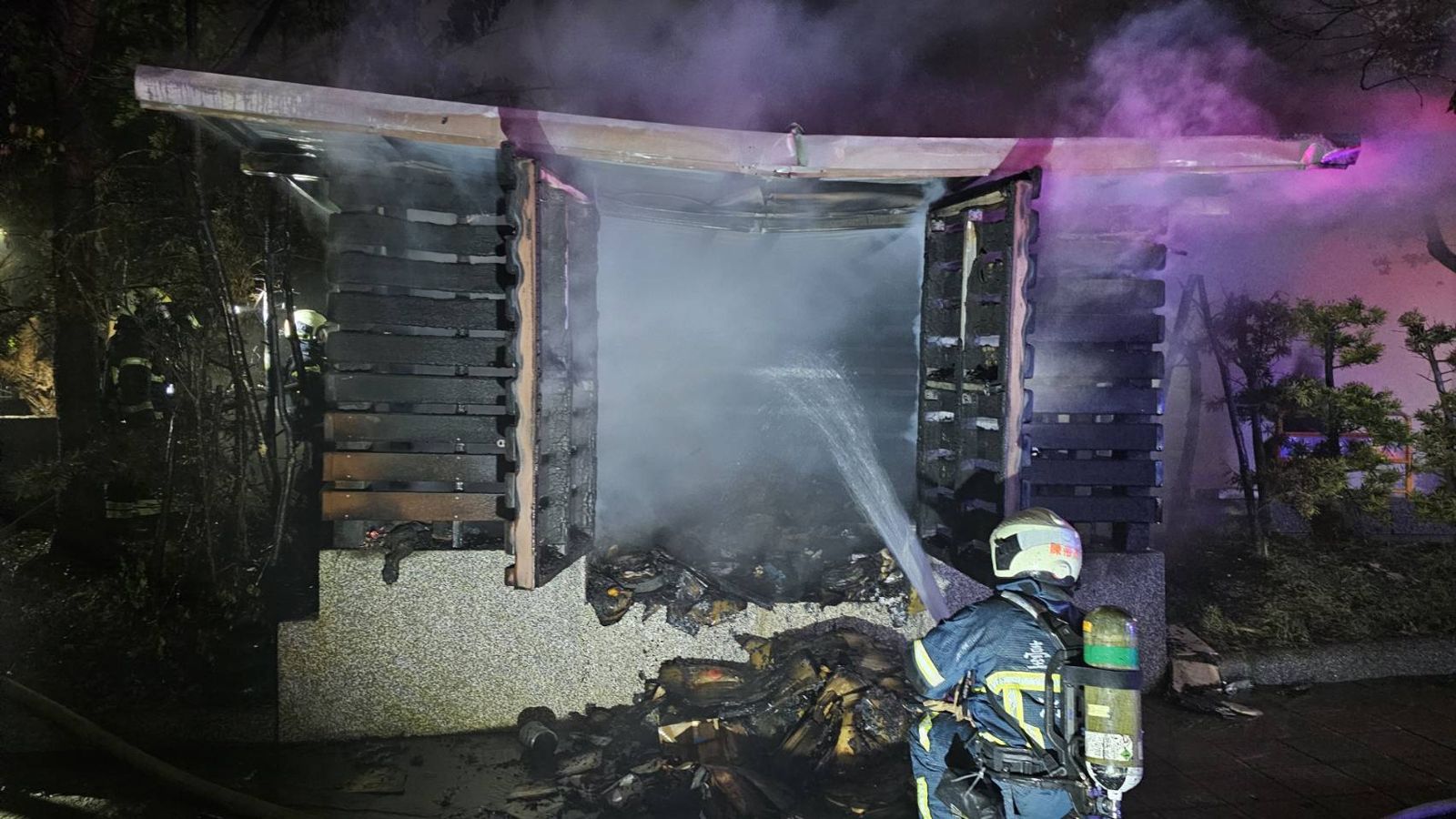 消防人員到場撲滅火勢。