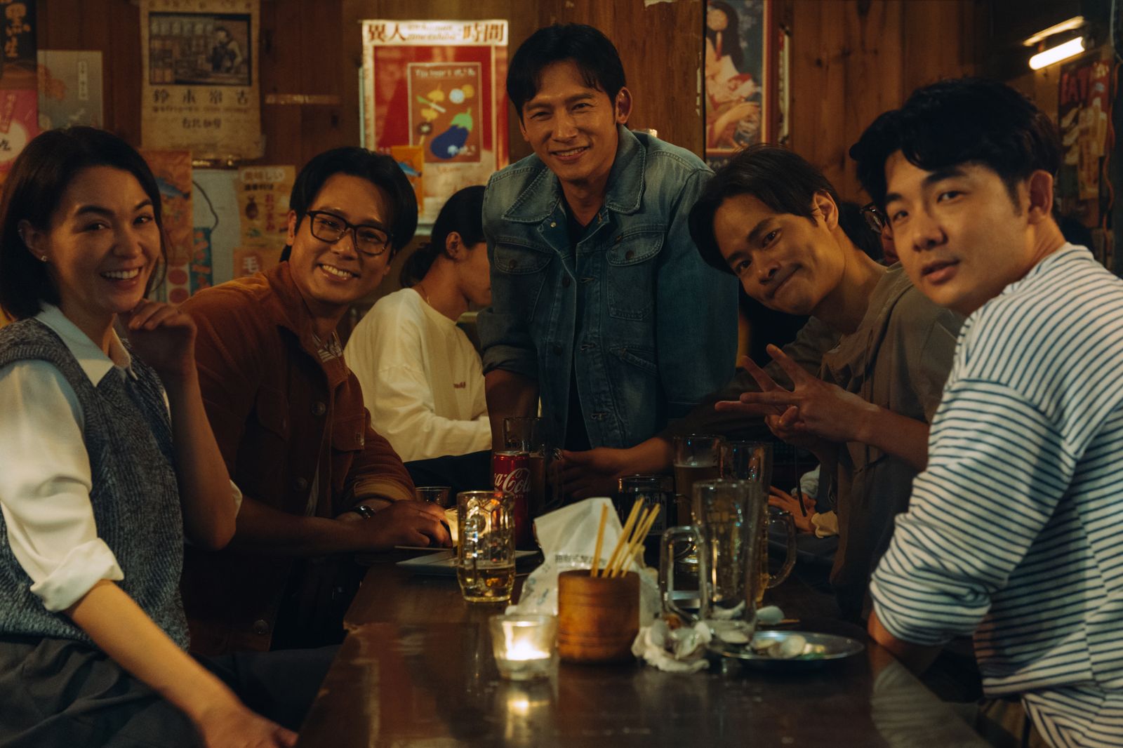 《整形過後》中,張榕容(左起)偕未婚夫陳邦鋆在結婚前一天與温昇豪、夏騰宏、胡瑋杰慶祝聚餐,卻成最後一面。六魚文創提供