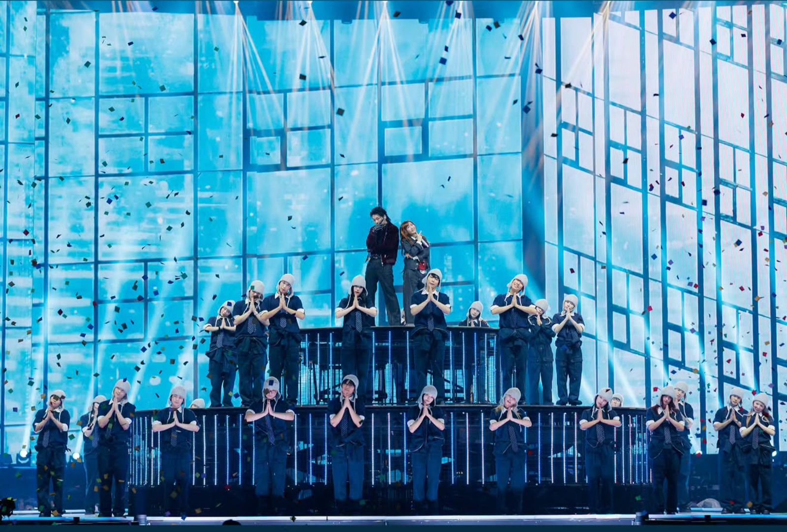 ZICO（左）今晚與ikura一起表演合作的新歌〈DUET〉。翻攝IG@melon_music