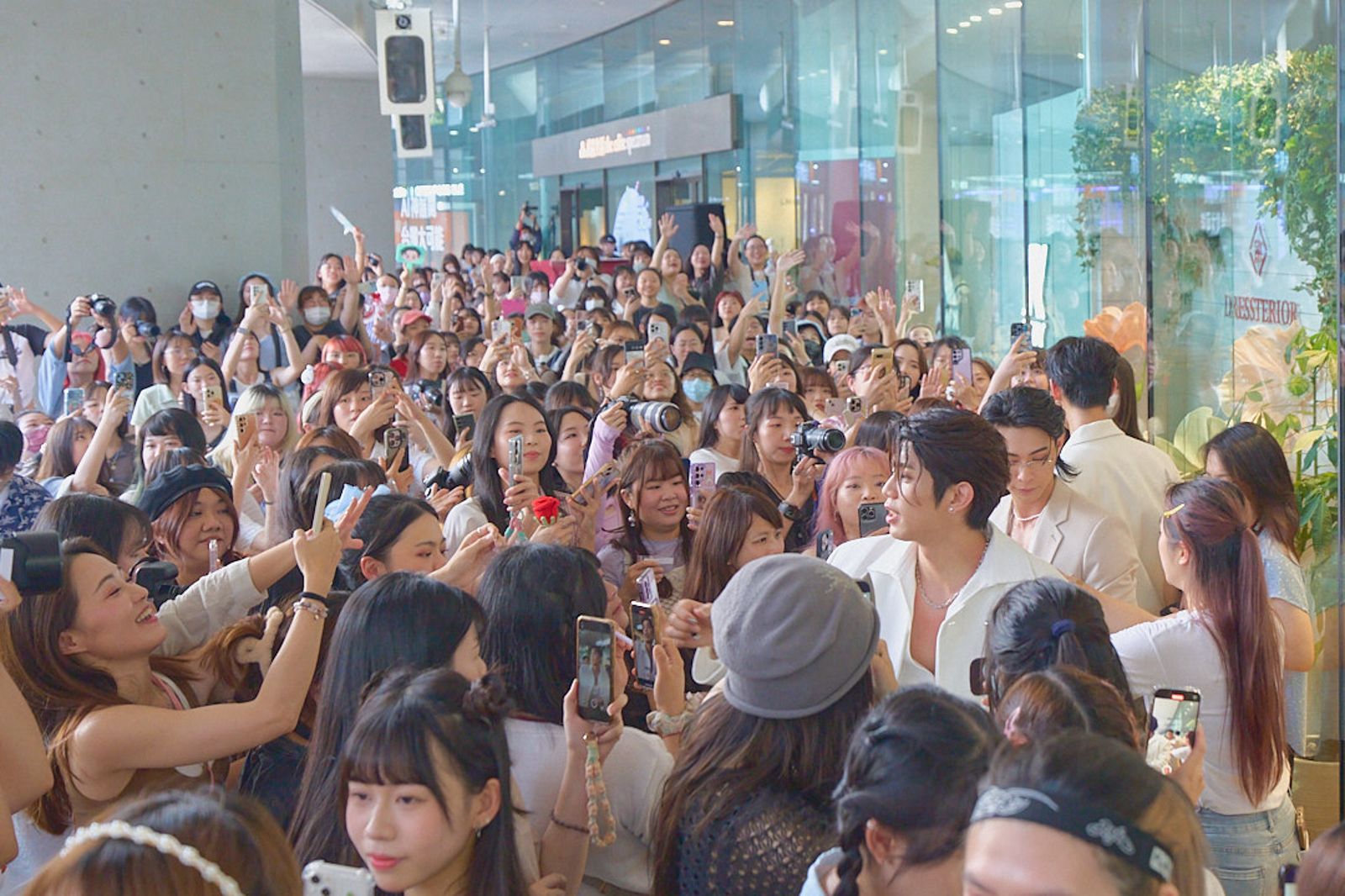 38度高溫撐6小時　FEniX西裝現身寵粉破紀錄