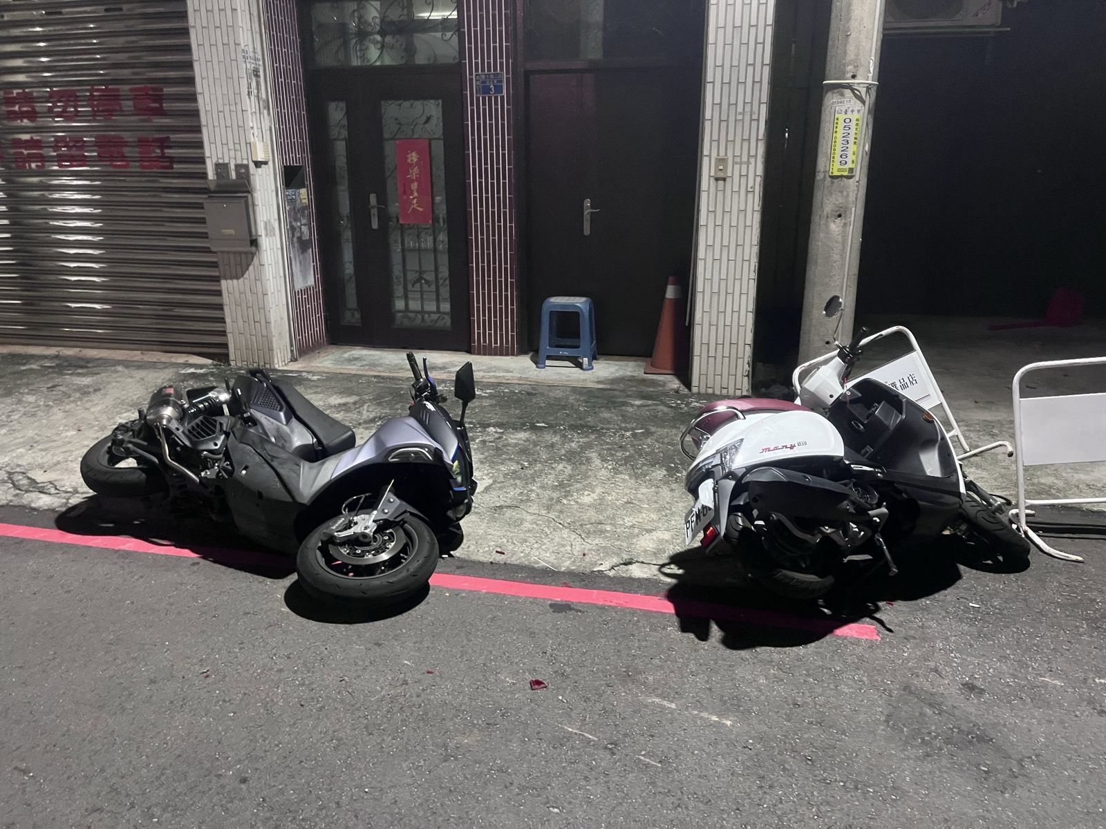 巷內機車被轎車撞倒。畫面翻攝threads o_fu1205
